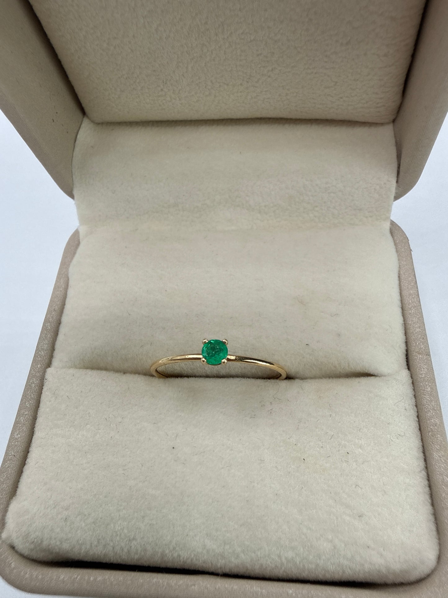 Anillo Solitario Esmeralda 0.11Ct Oro It Amarillo / Talla 8 / 0.90 Gr