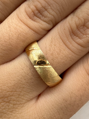 Anillo Rayado Matizado Oro amarillo 18k / Talla 9 1/4 / 1,89 Gr / 5,70 mm