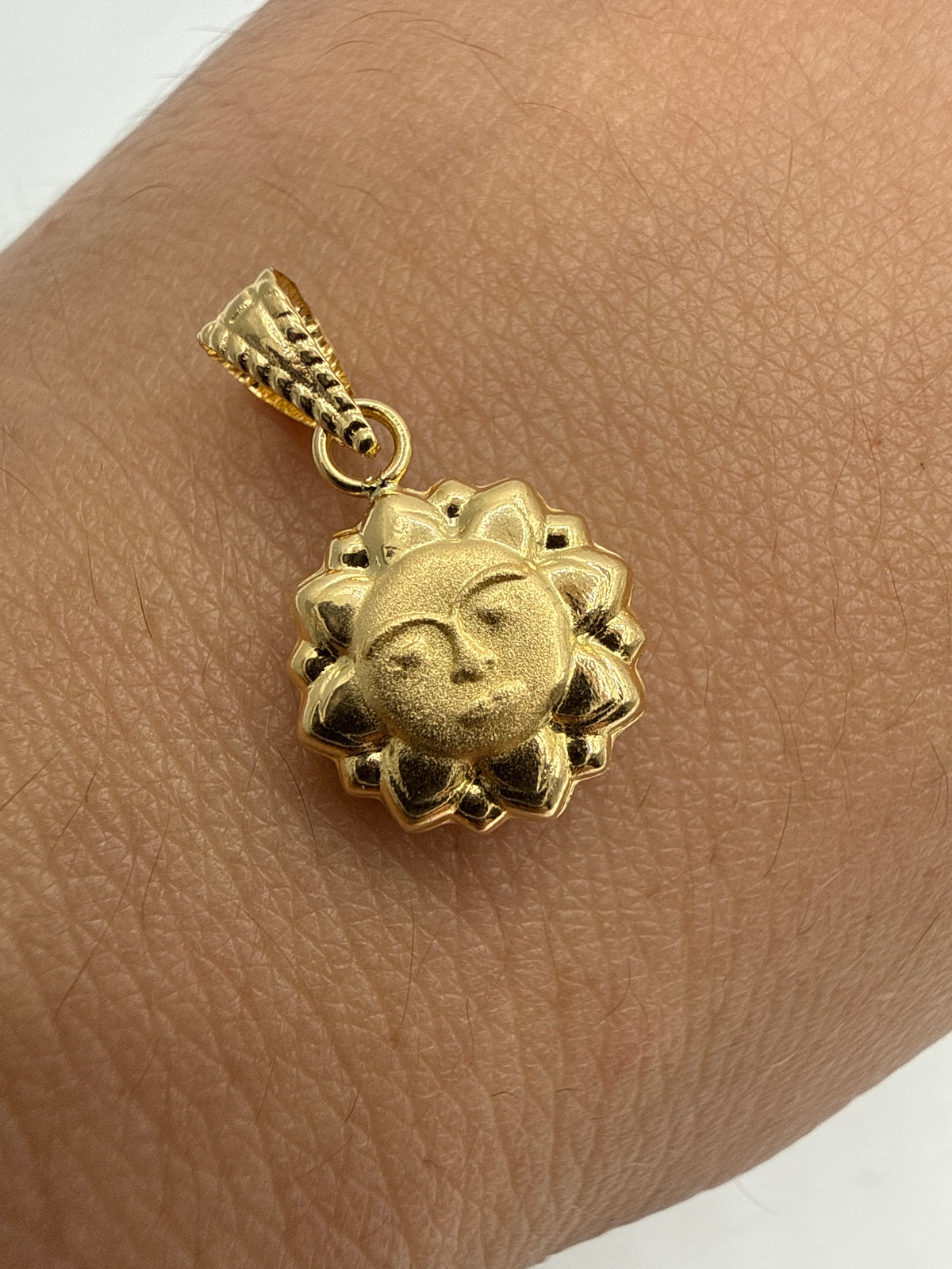 Dije Sol Oro amarillo 18k 0,51 Gr / 10 mm / 1,2 Cm