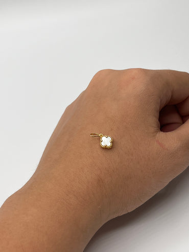 Dije Trebol Blanco Oro amarillo 18k 0,63 Gr / 7,1 mm / 0,8 Cm