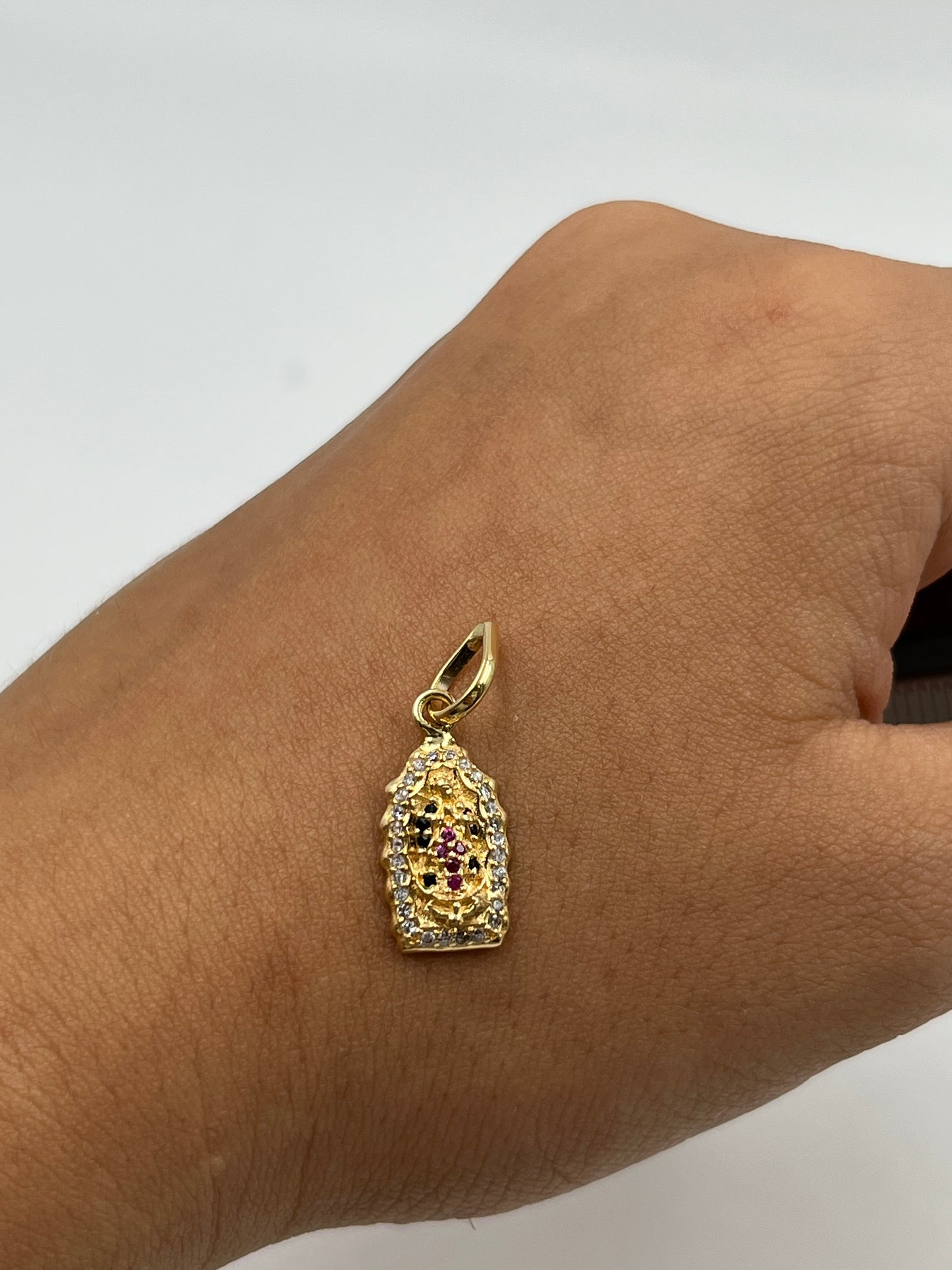 Dije Virgen Guadalupe circon verde y rojo Oro amarillo 18k 1,91 Gr / 9 mm / 1,8 Cm