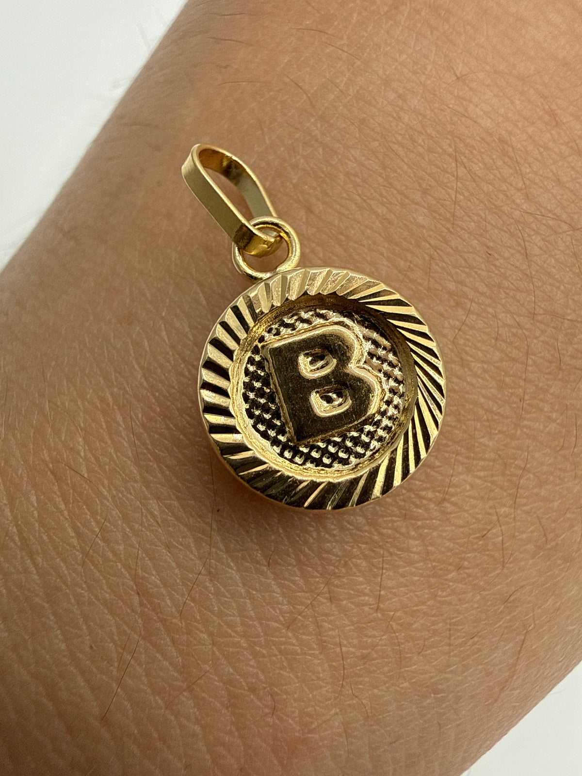 Dije Letra B Diamantada Oro amarillo 18k 0,70 Gr / 10 mm / 1 Cm