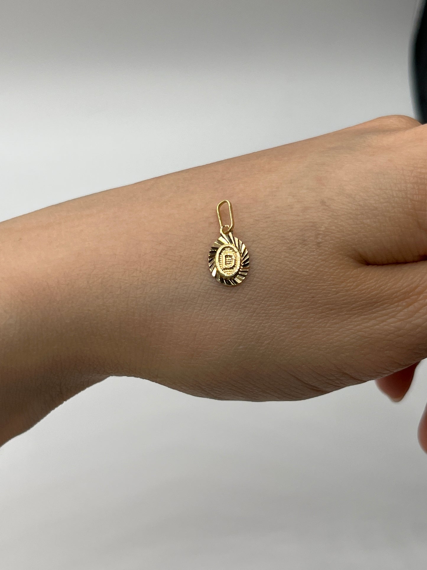 Dije Letra D Oro amarillo 18k 0,45 Gr / 7,5 mm / 1 Cm