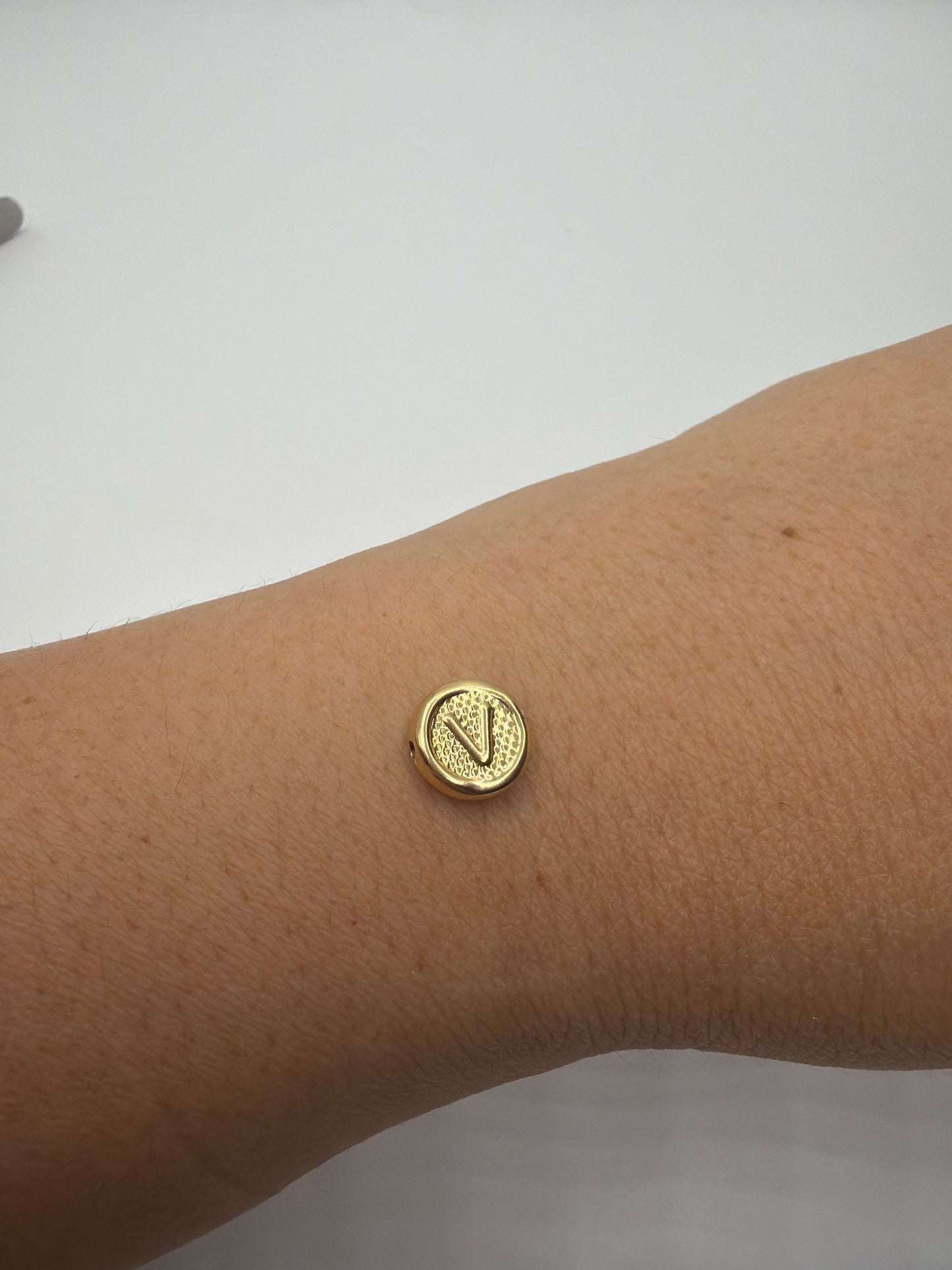 Herraje Letra V Oro amarillo 18k 0,39 Gr / 1 Cm