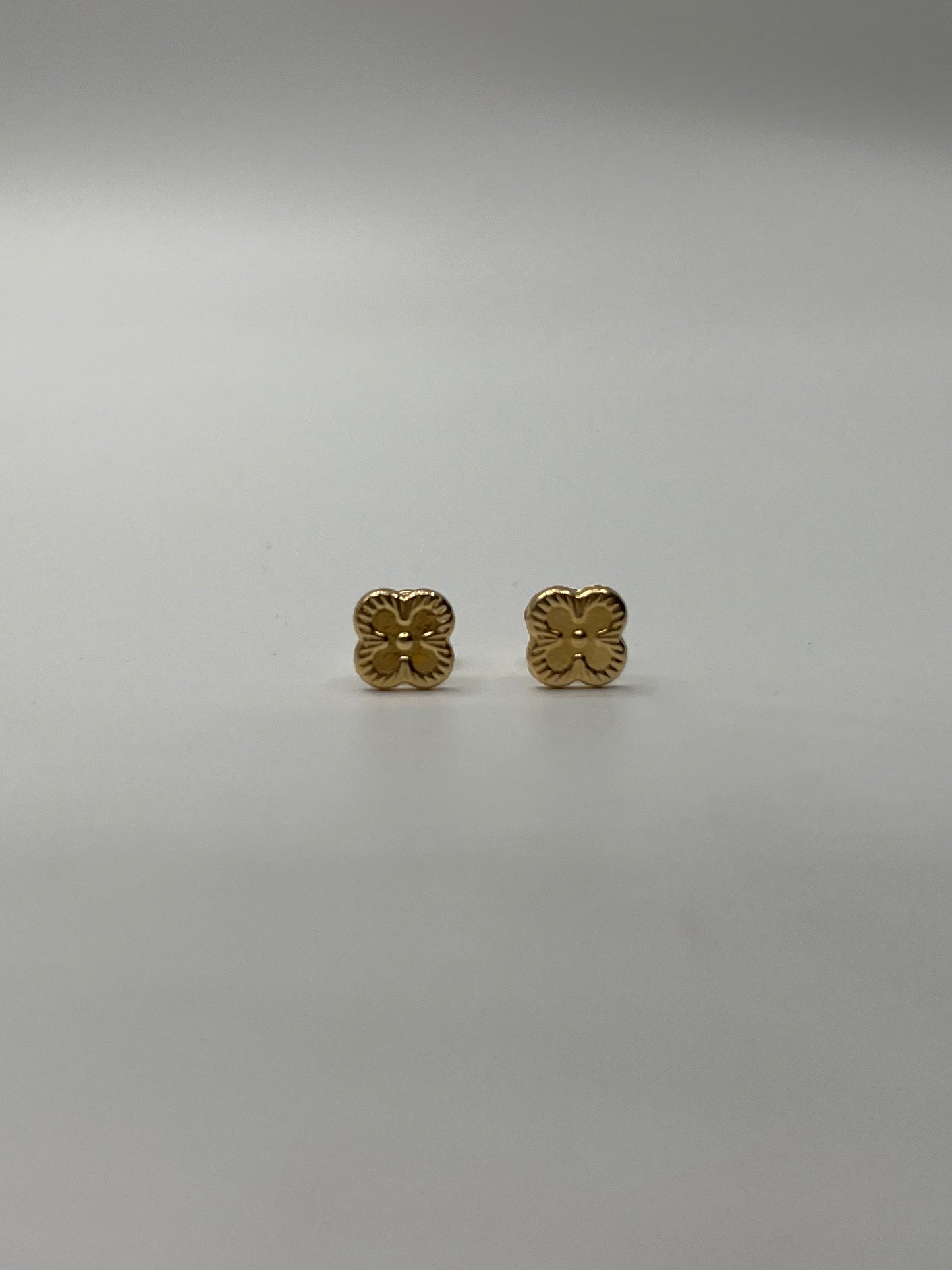 Topos Flor Oro amarillo 18k 0,76 Gr / 6,5 mm