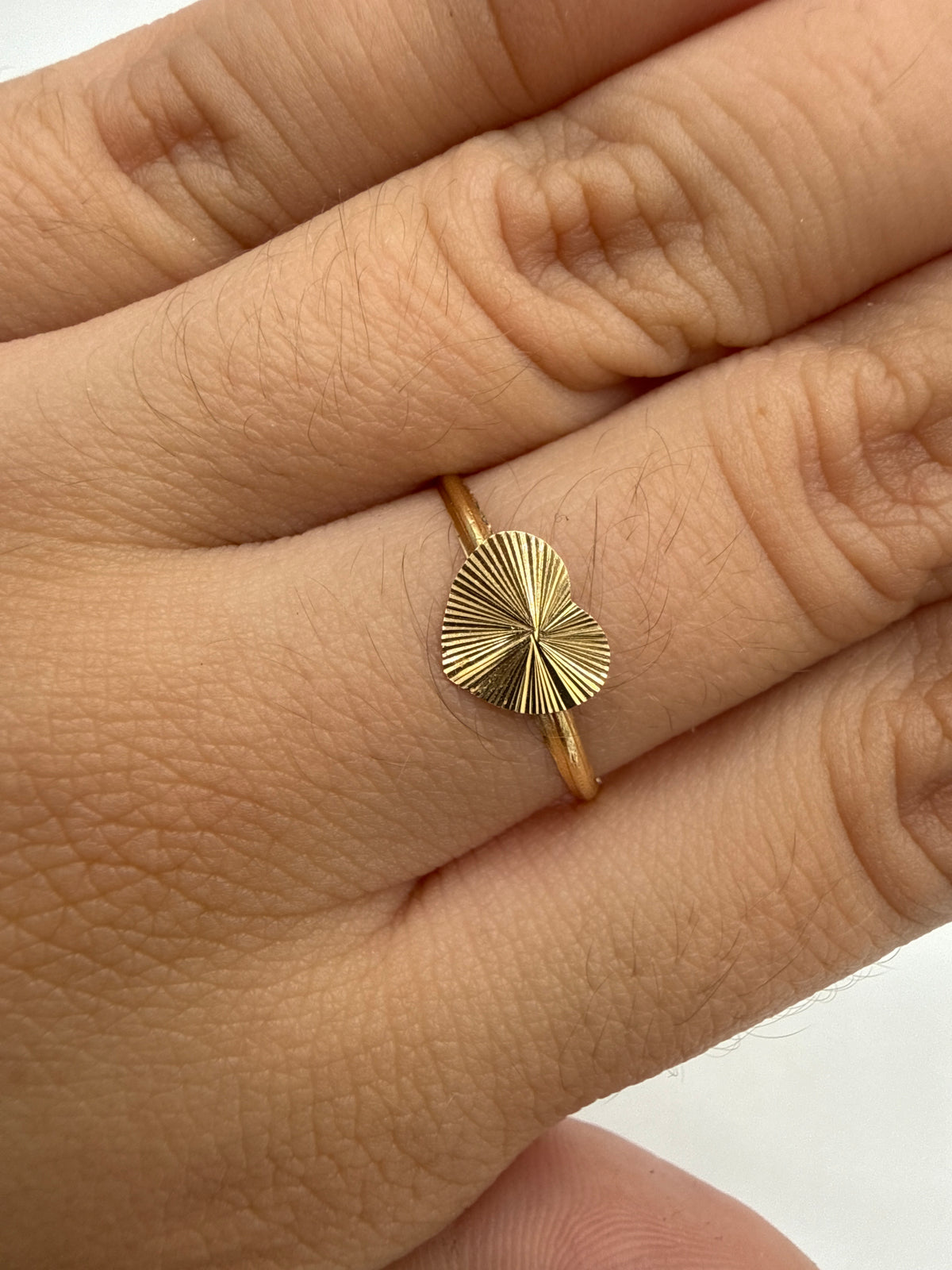 Anillo Corazon Diamantado Oro amarillo 18k / Talla 8 / 0,53 Gr / 6,4 mm