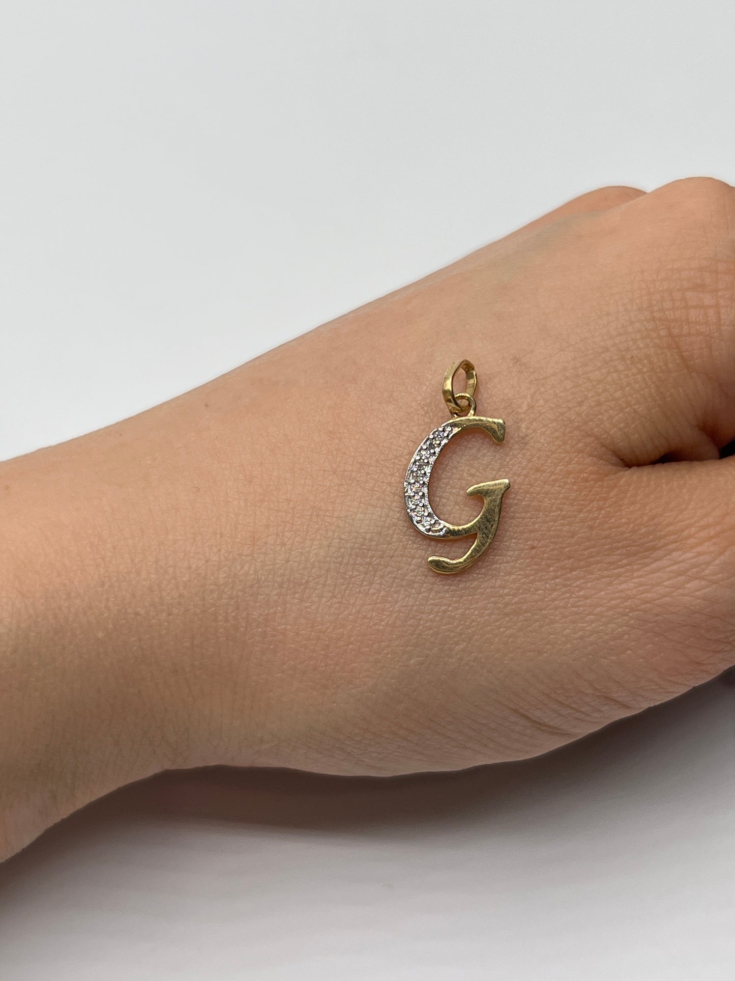 Dije Letra G Circon Blanco Oro amarillo 18k 0,92 Gr / 10,30 mm / 1,8 Cm