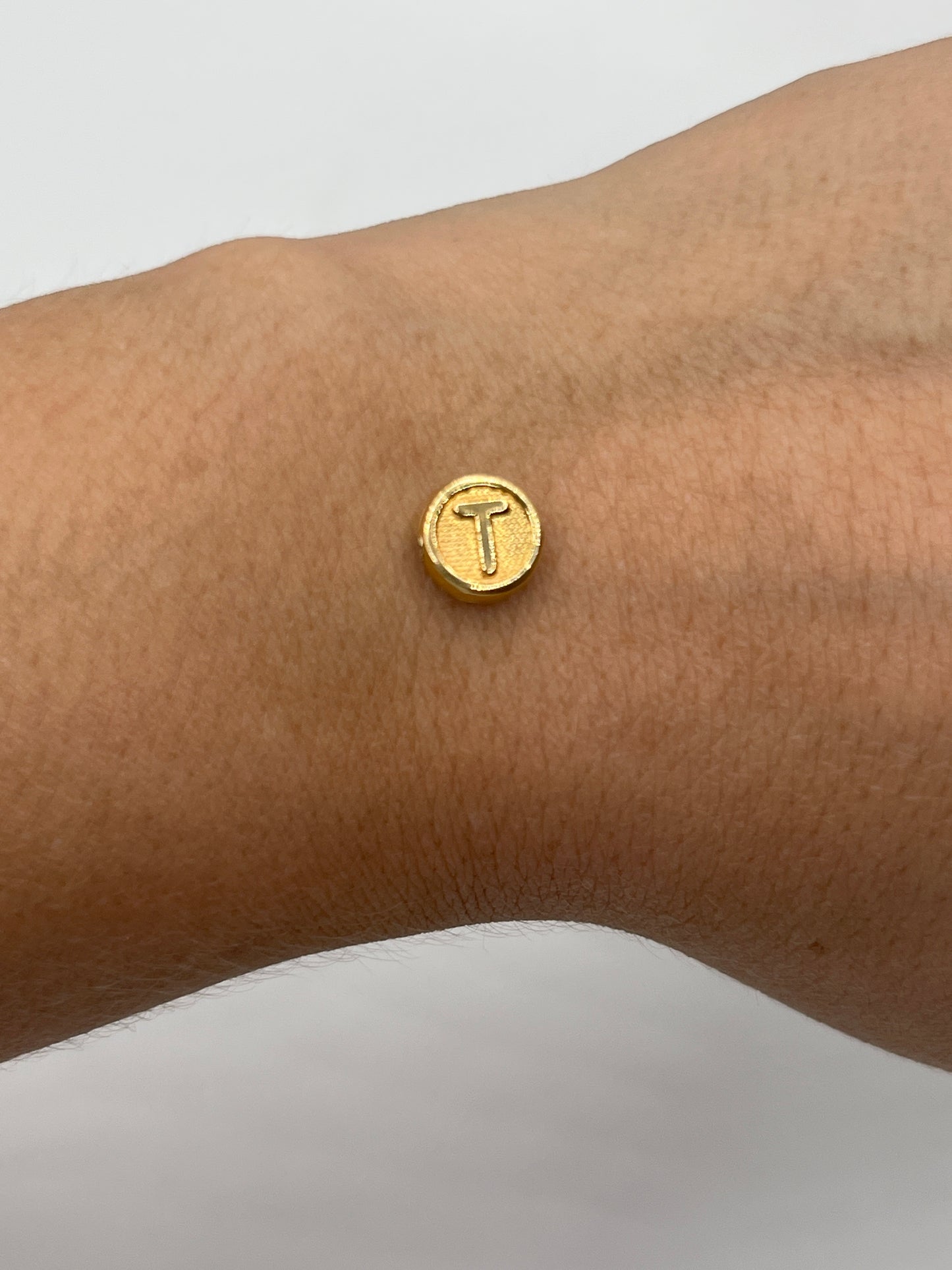 Herraje Letra T Oro amarillo 18k 0,33 Gr / 0,8 Cm