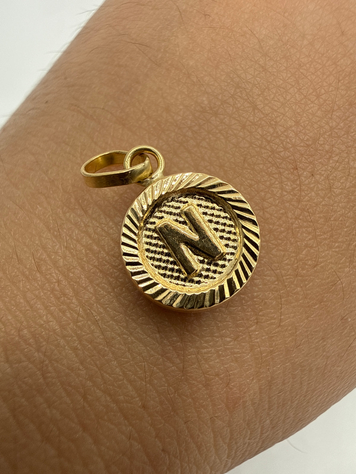 Dije Letra N Diamantada Oro amarillo 18k 0,68 Gr / 10 mm / 1 Cm