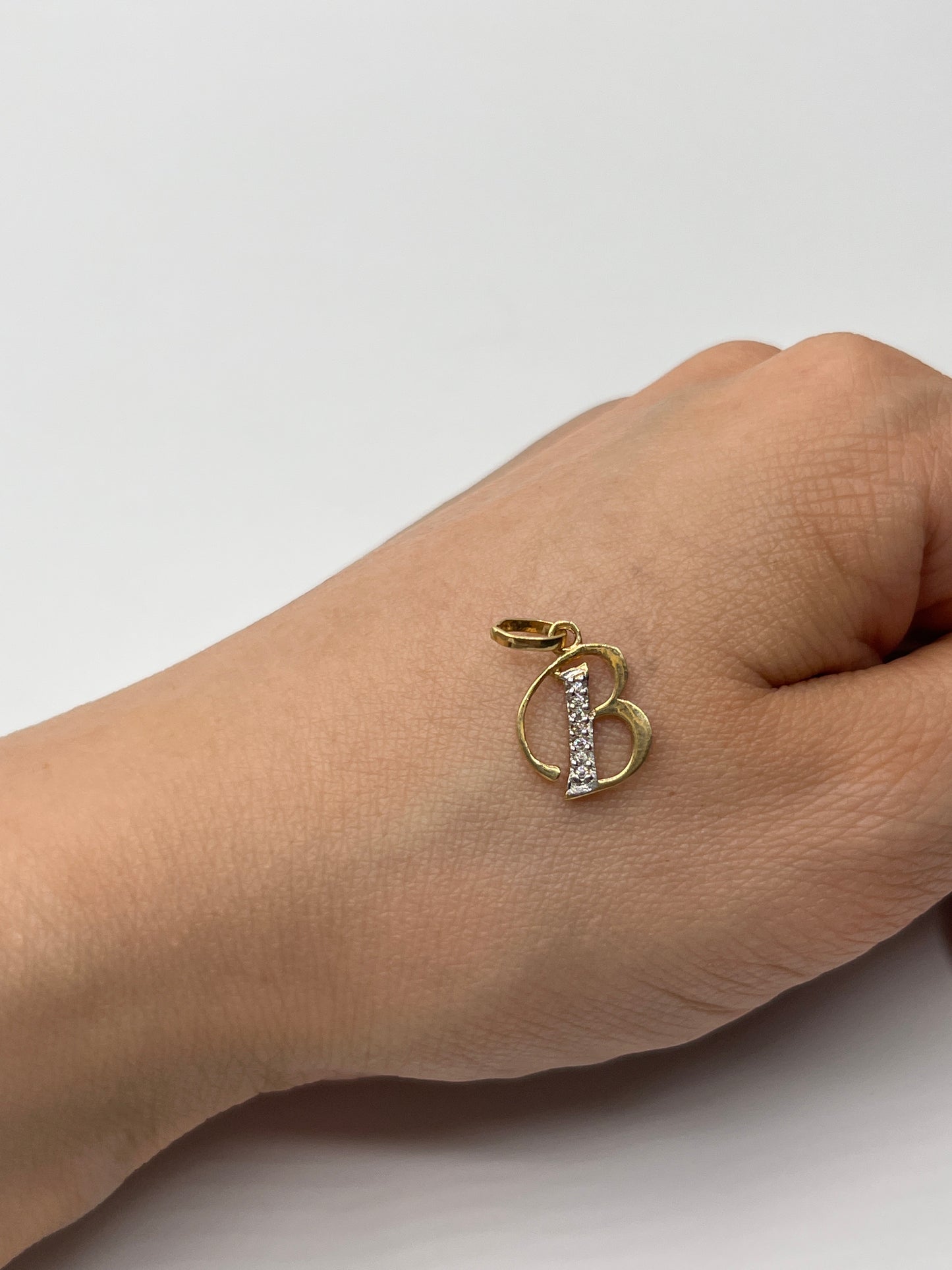Dije Letra B Oro amarillo 18k 0,77 Gr / 10,70 mm / 1,3 Cm