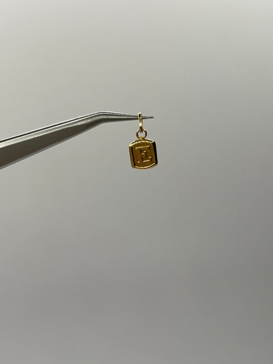 Dije Letra E Oro amarillo 18k 0,31 Gr / 6,8 mm / 0,8 Cm
