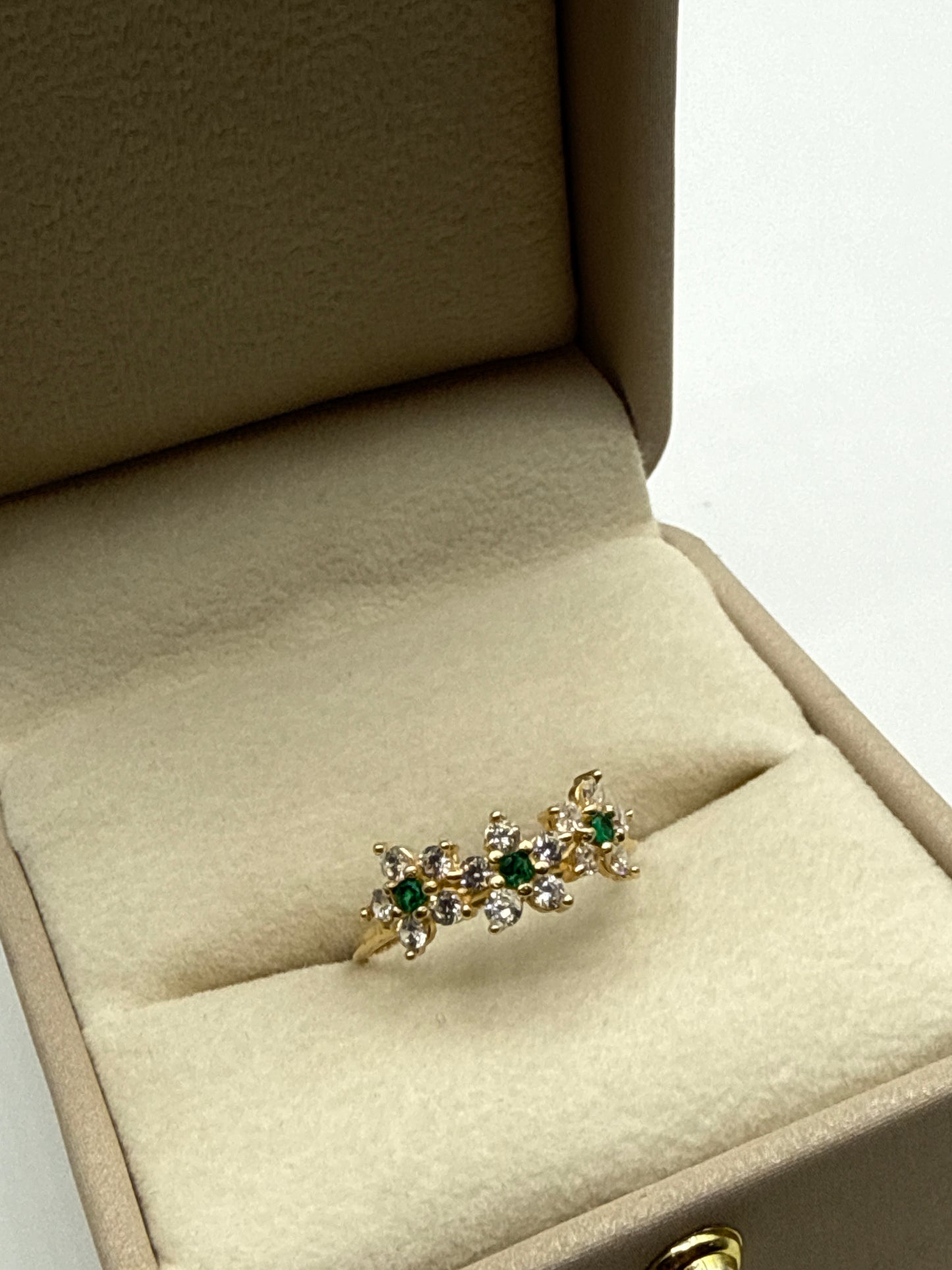Anillo Flor Circon Blanco y Verde Oro amarillo 18k / Talla 7 1/2 / 1,78 Gr / 7,40 mm