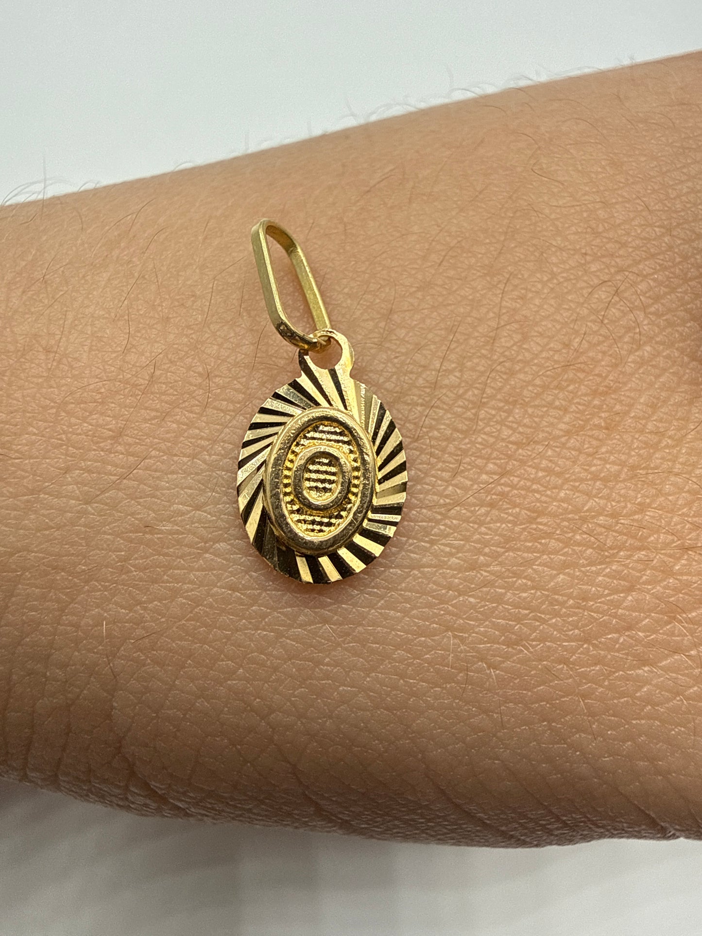 Dije Letra O Oro amarillo 18k 0,44 Gr / 7,50 mm / 1,20 Cm