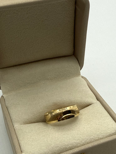 Anillo Matizado Oro amarillo 18k / Talla 7 1/4 / 2,34 Gr / 6,30 mm