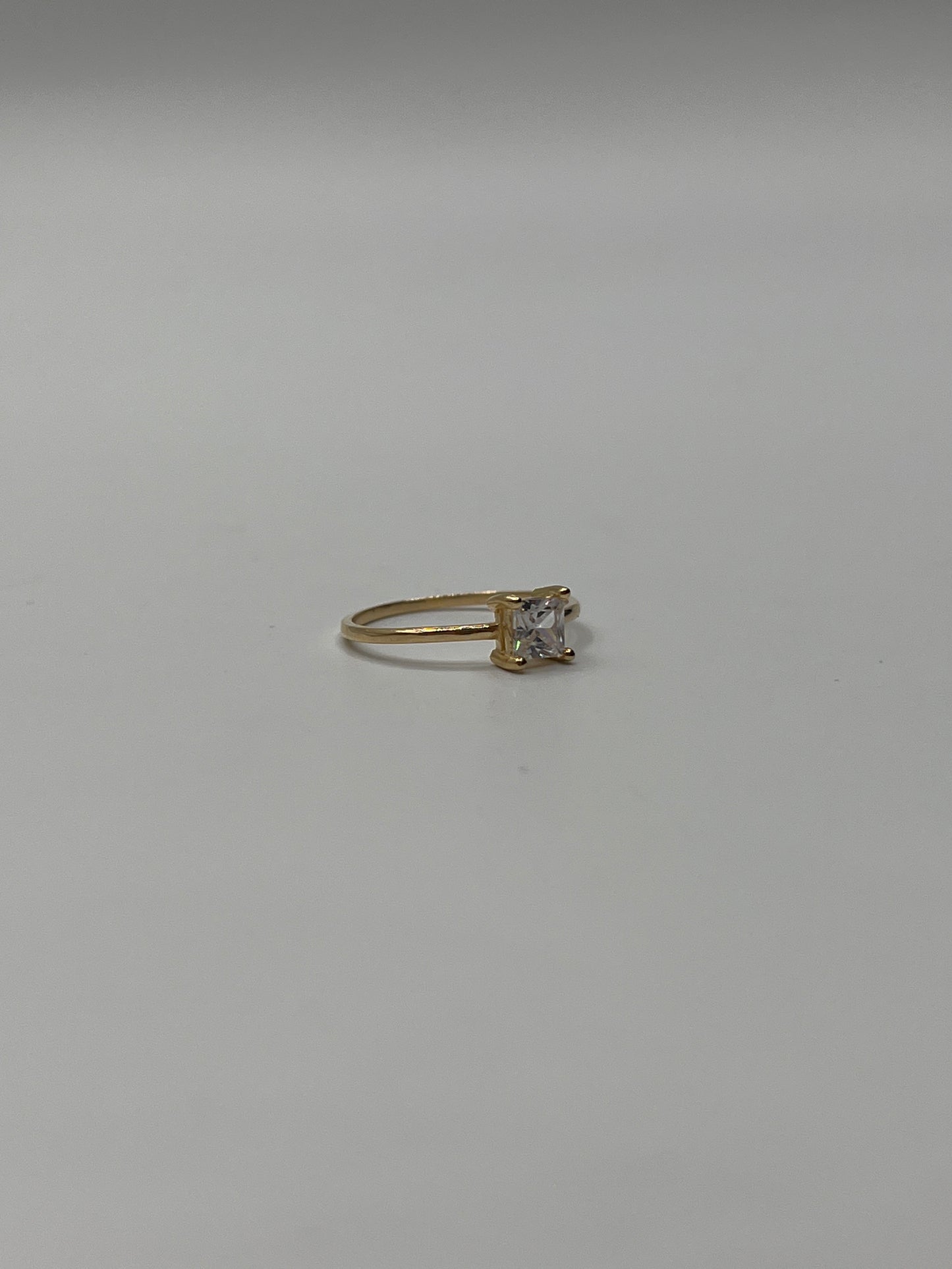 Anillo Compromiso Circon Blanco Oro amarillo 18k / Talla 4 3/4 / 1,04 Gr / 5,20 mm