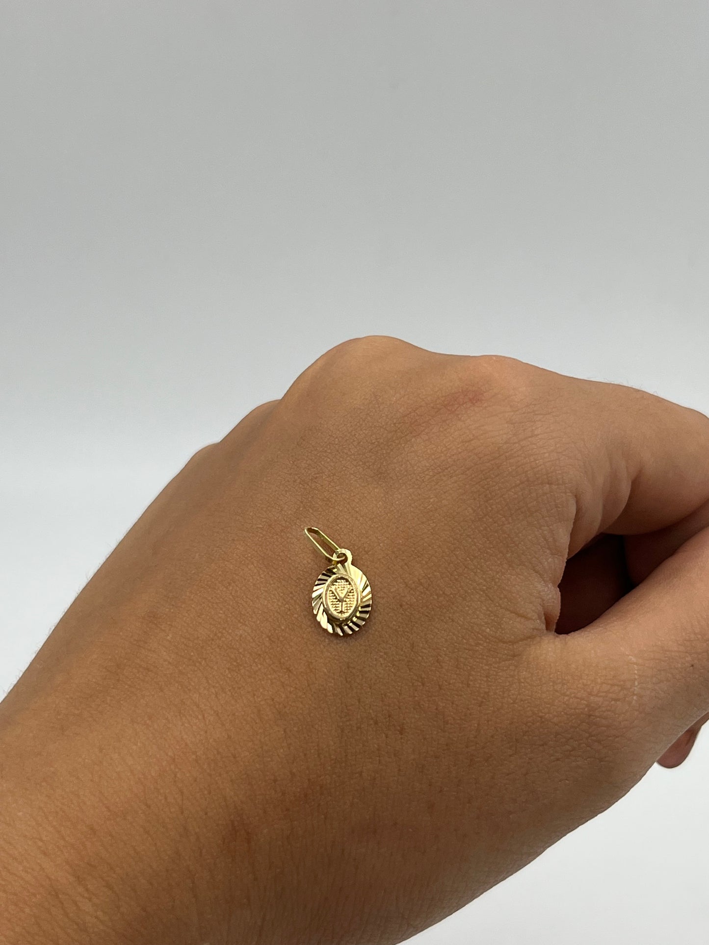 Dije letra Y Oro amarillo 18k 0,45 Gr / 7 mm / 1,1 Cm