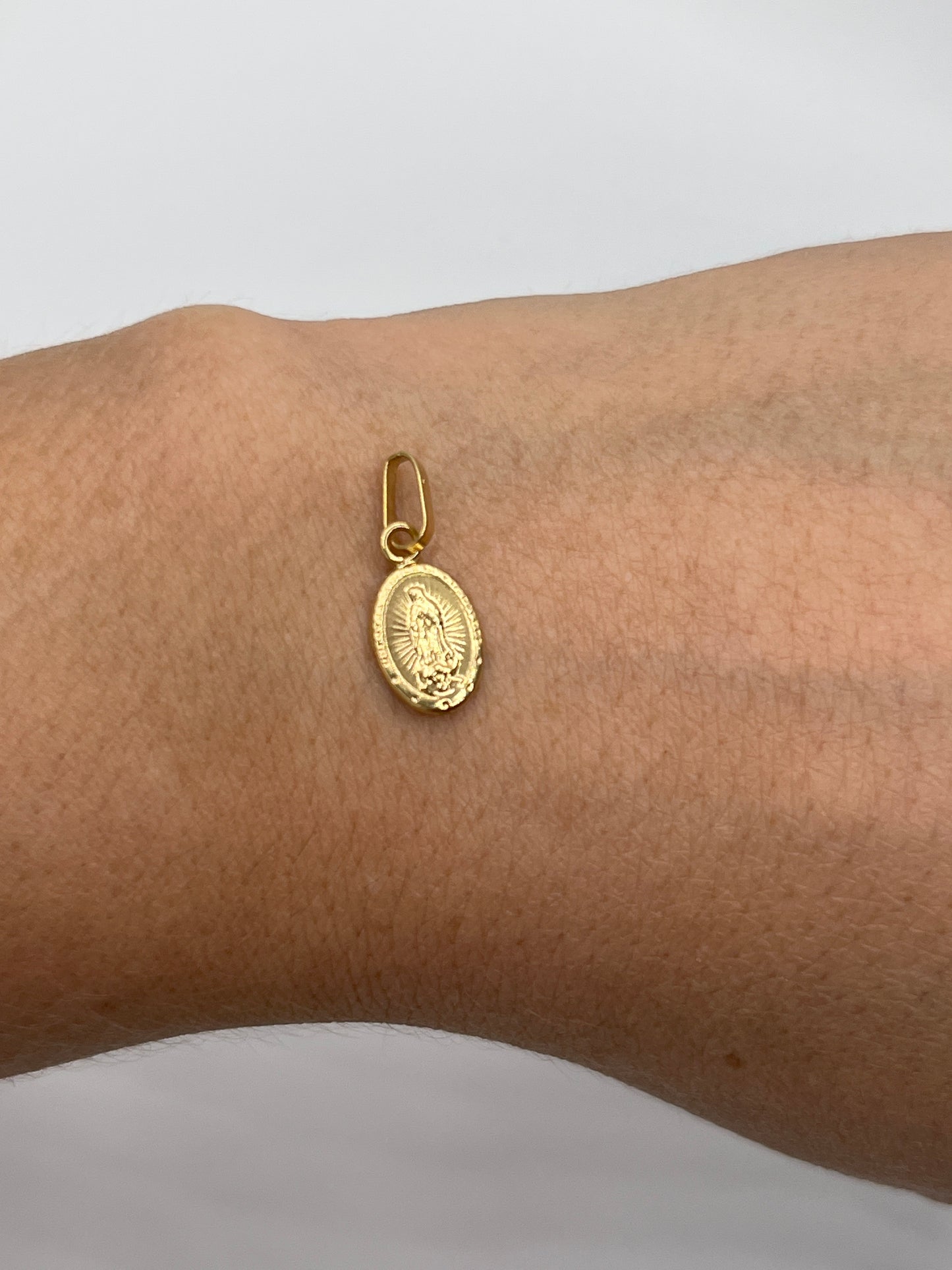 Dije Virgen Guadalupe Oro amarillo 18k 0,38 Gr / 7,4 mm / 1 Cm