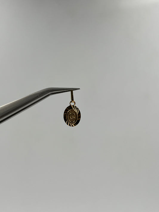 Dije letra C Oro amarillo 18k 0,43 Gr / 7 mm / 1,1 Cm