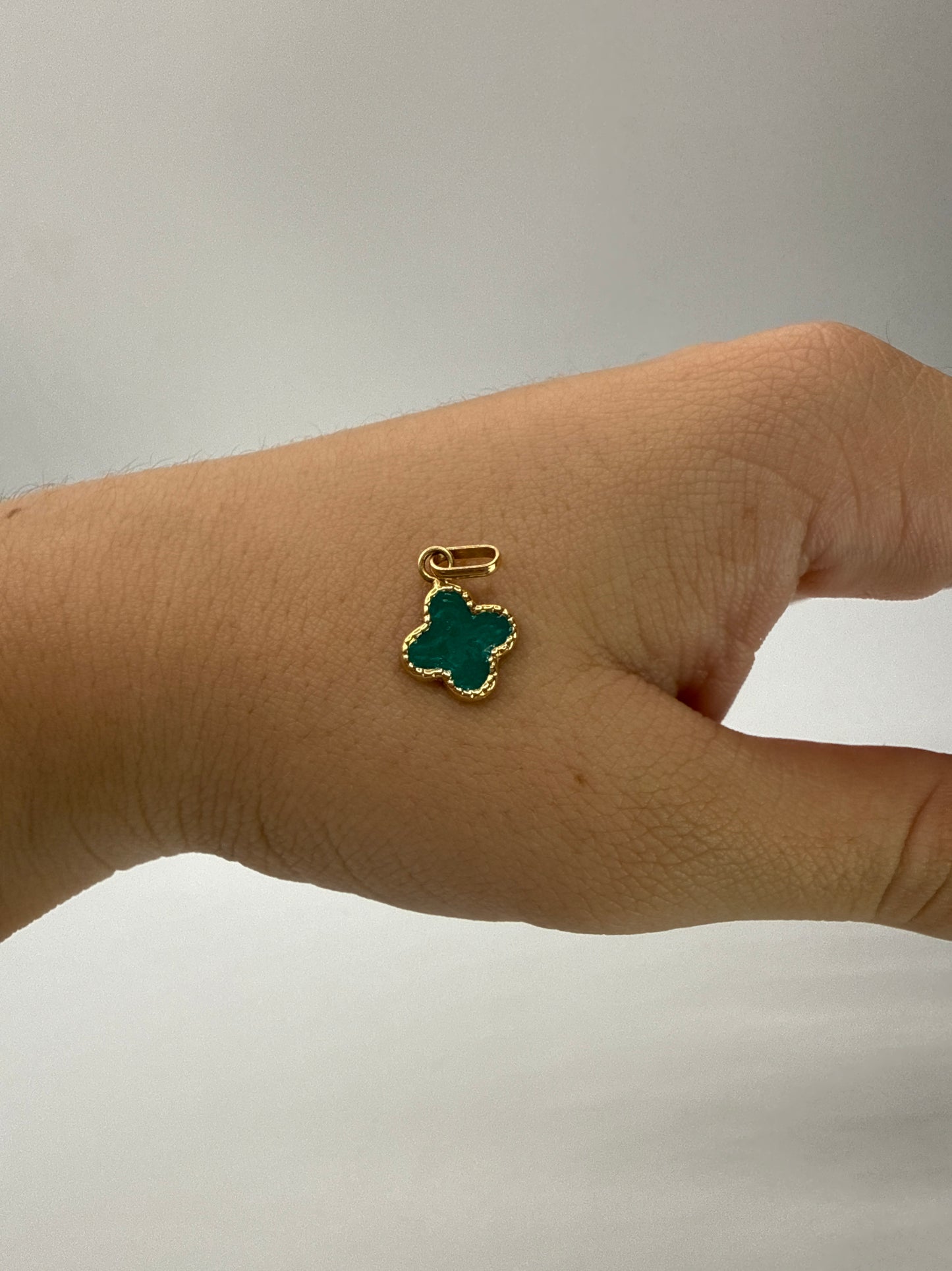 Dije Trebol Verde Oro amarillo 18k 0,48 Gr / 10 mm / 1 Cm