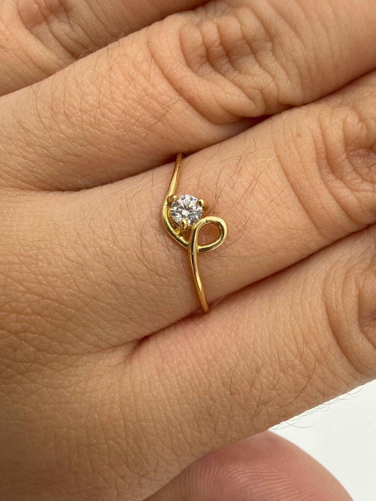 Anillo Solitario Circon Blanco Oro amarillo 18k / Talla 4 3/4 / 0,73 Gr / 5,3 mm