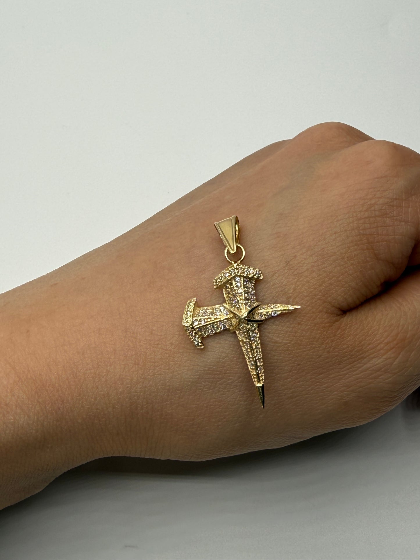 Dije Cruz Clavo Circon Blanco Oro amarillo 18k 2,55 Gr / 22 mm / 2,5 Cm
