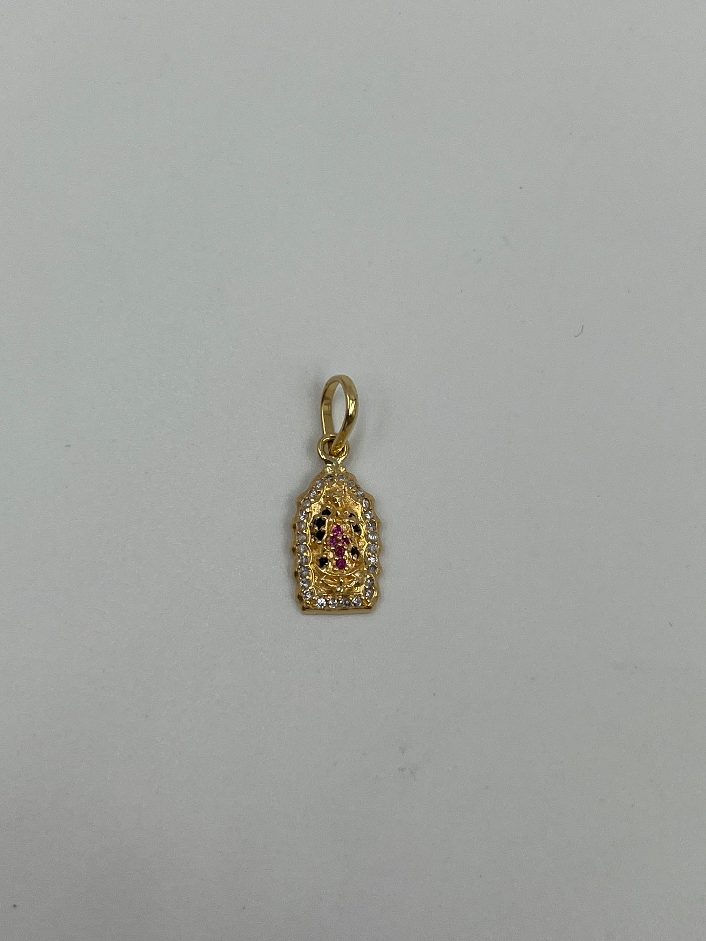 Dije Virgen Guadalupe circon verde y rojo Oro amarillo 18k 1,91 Gr / 9 mm / 1,8 Cm