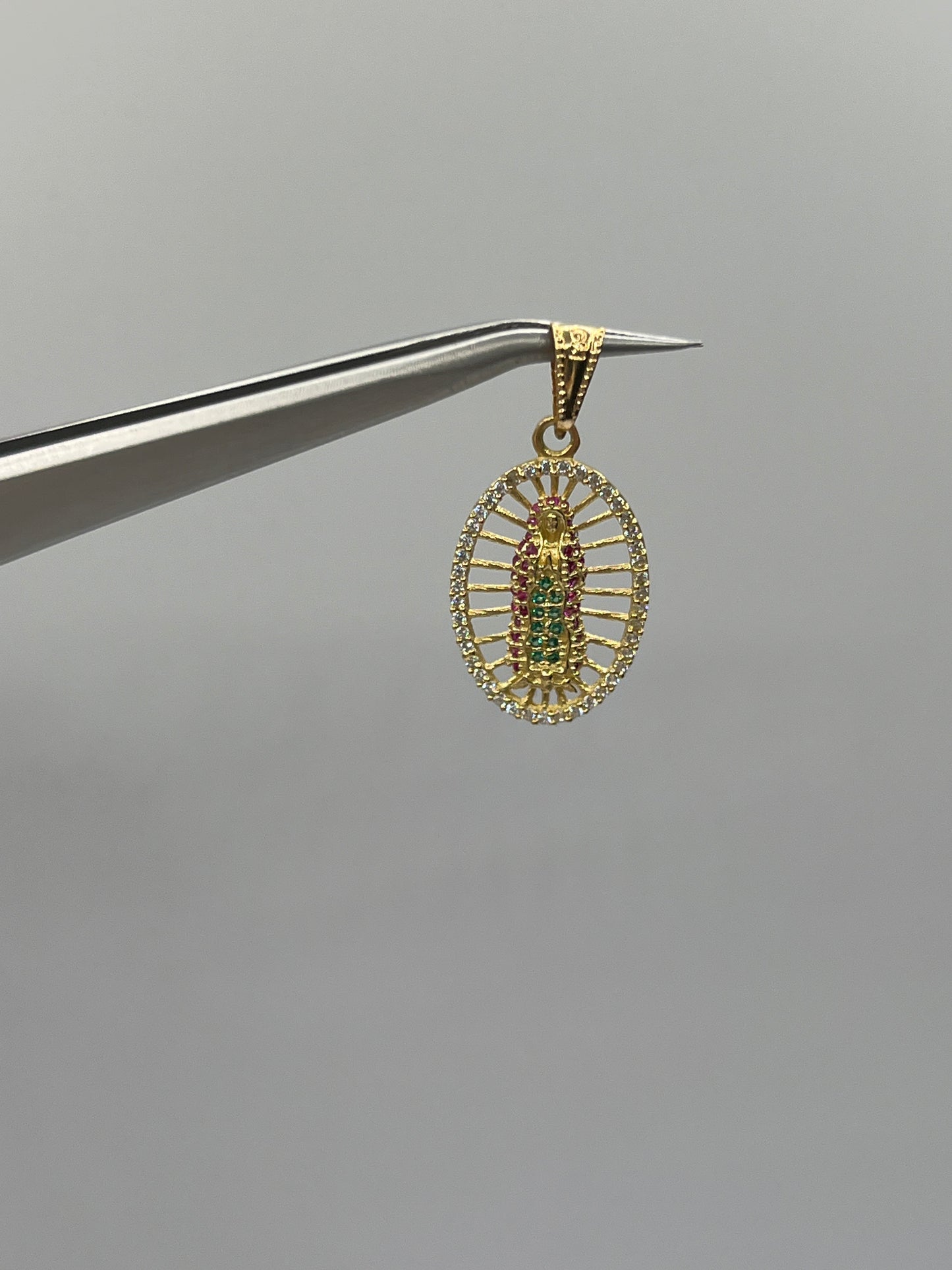 Dije Virgen Guadalupe Circon verde, blanco y rosa Oro amarillo 18k 2,23 Gr / 14,18 mm / 2 Cm
