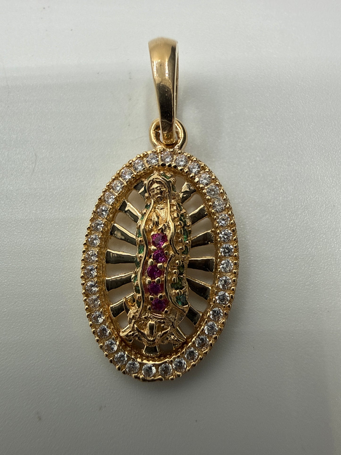 Dije Virgen Guadalupe Circones  Oro amarillo 18k 2,40 Gr / 12 mm / 2 Cm
