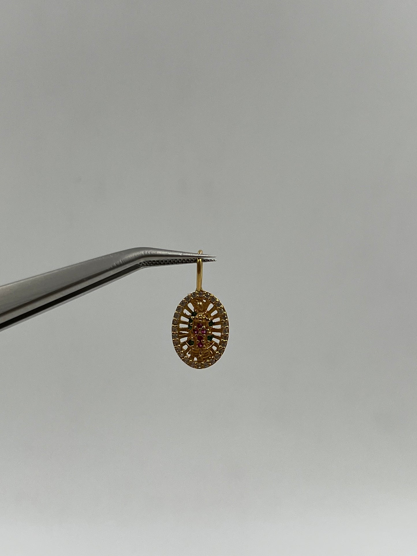 Dije Virgen Guadalupe circon verde y rojo Oro amarillo 18k 1,36 Gr / 10 mm / 2 Cm