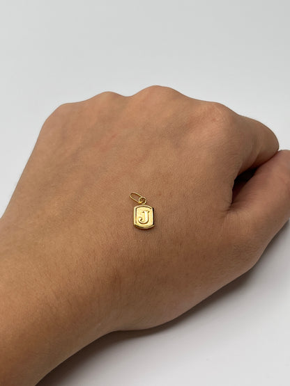 Dije Letra J Oro amarillo 18k 0,31 Gr / 6,3 mm / 0,9 Cm