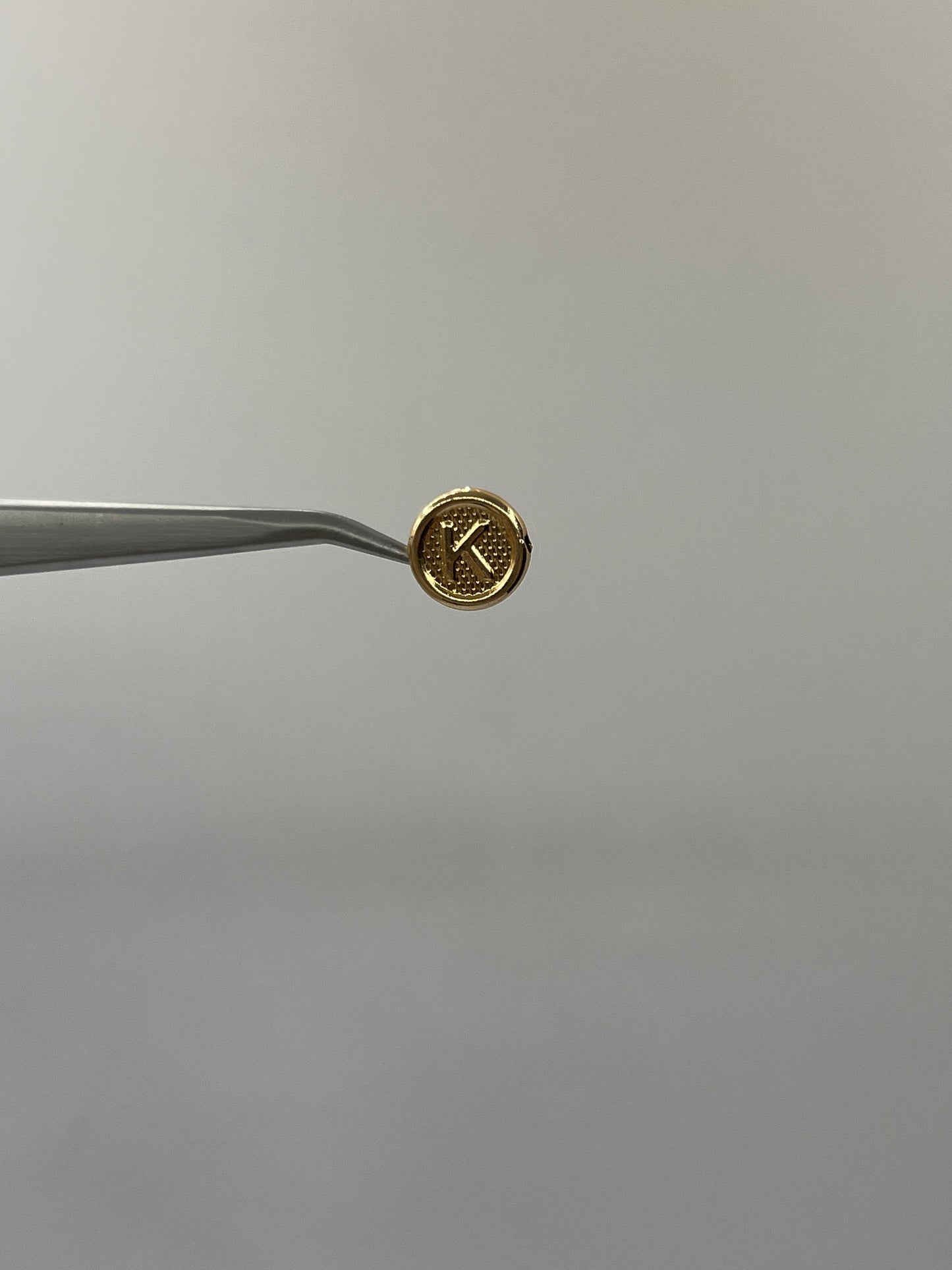 Herraje Letra K Oro amarillo 18k 0,38 Gr / 1 Cm