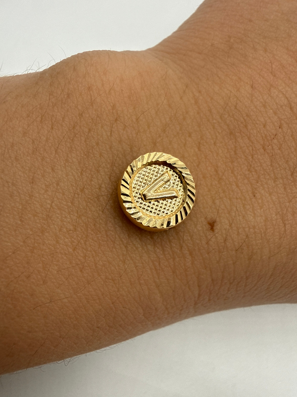 Herraje Letra V Diamantada Oro amarillo 18k 0,54 Gr / 1 Cm