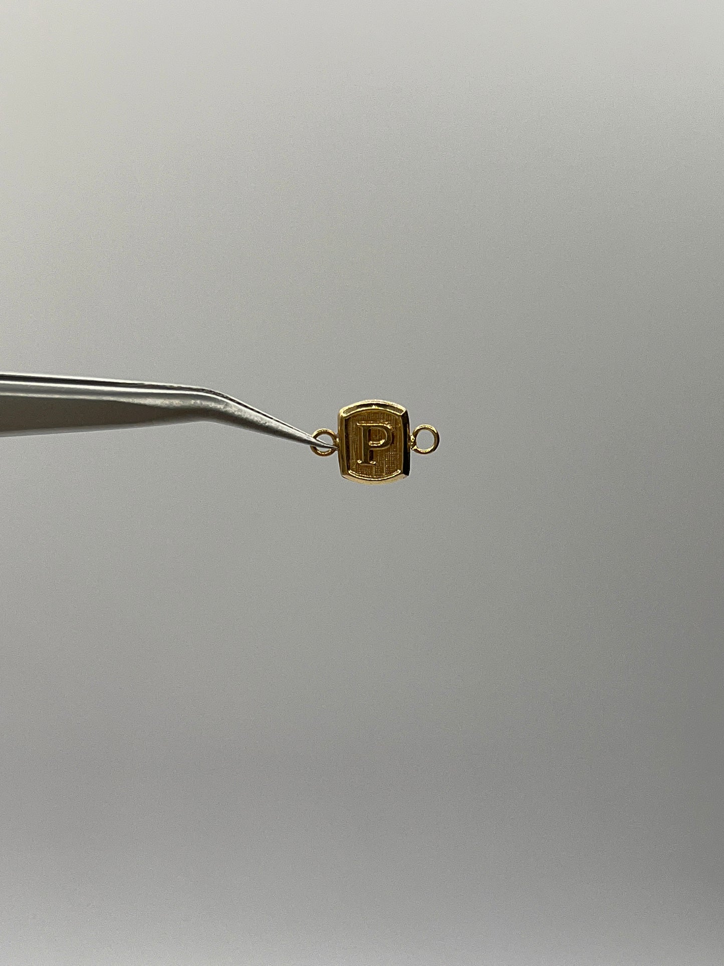 Herraje Letra R Oro amarillo 18k 0,29 Gr / 0,8 Cm