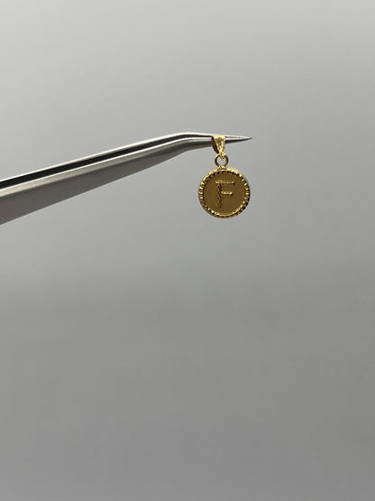 Dije Letra F Oro amarillo 18k 0,55 Gr / 10,1 mm / 1 Cm