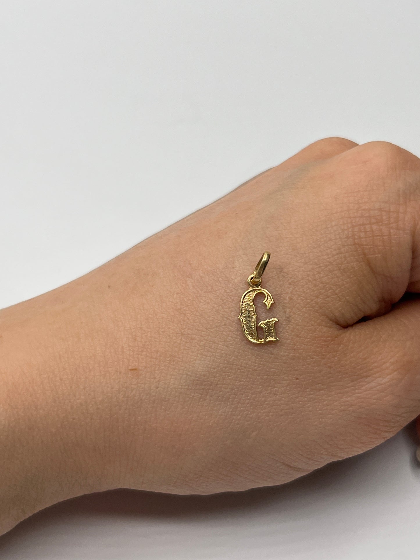 Dije Letra G Oro amarillo 18k 0,45 Gr / 6,85 mm / 1,2 Cm