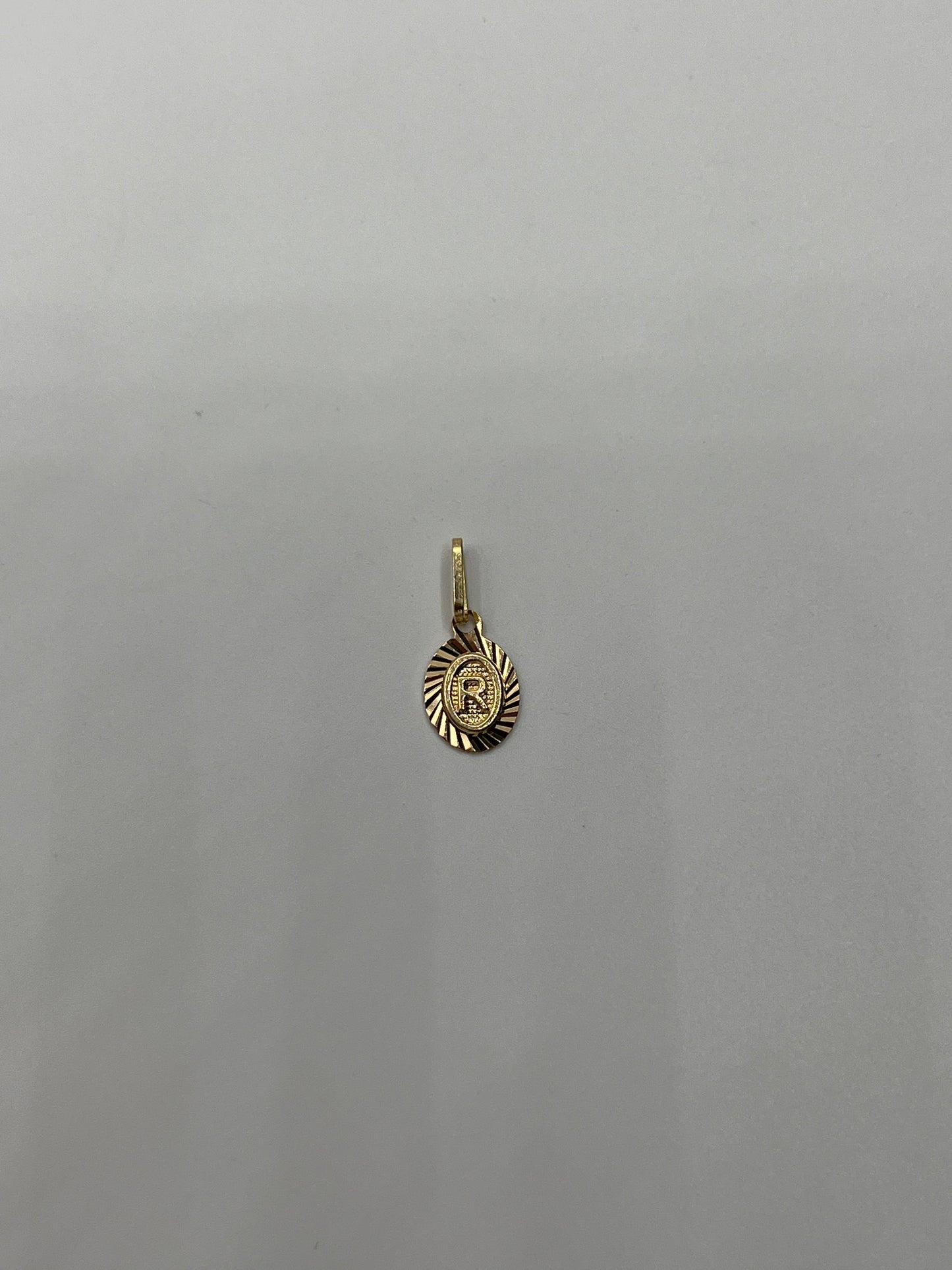 Dije Letra R Oro amarillo 18k 0,45 Gr / 7,5 mm / 1 Cm