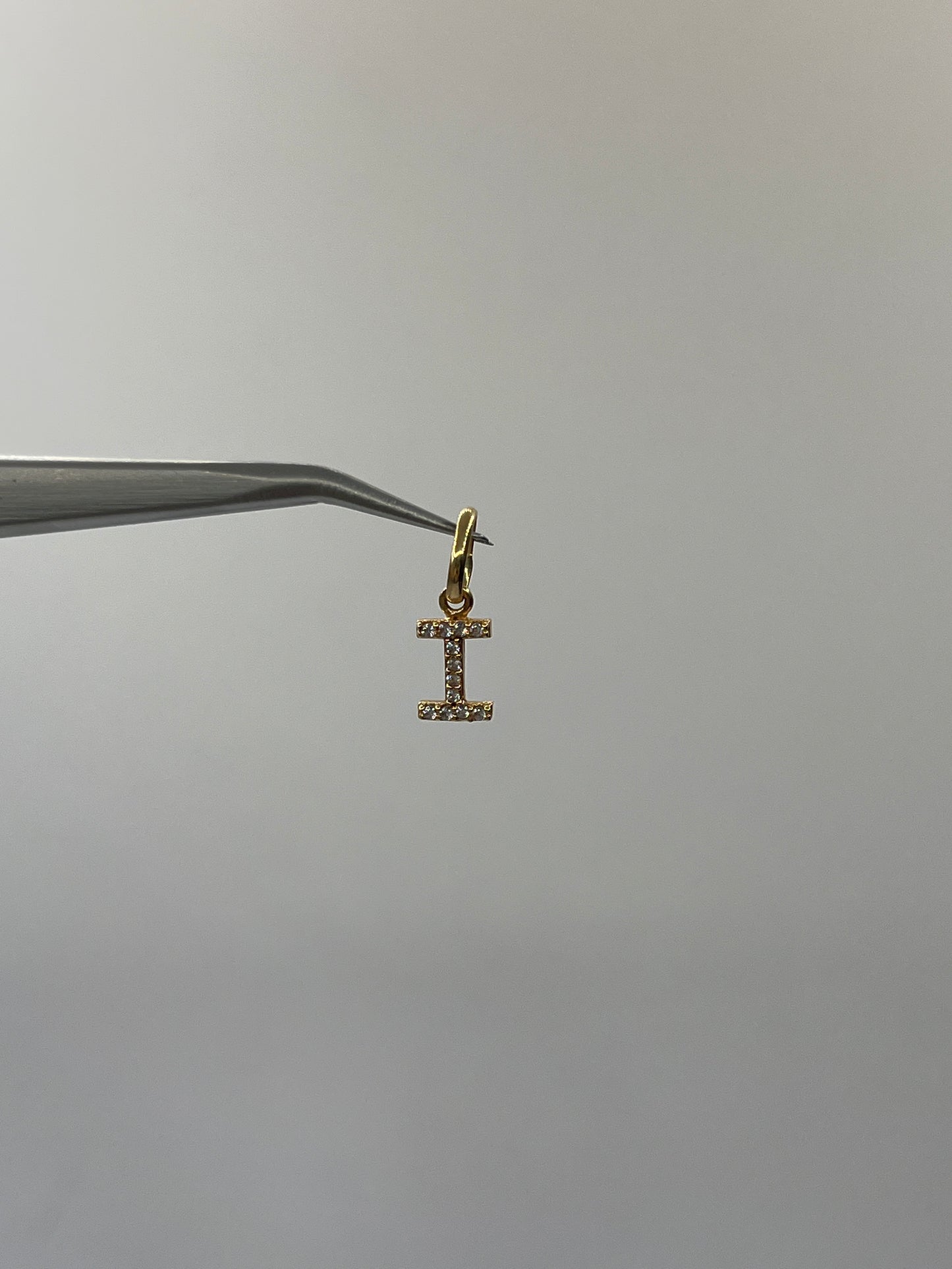 Dije Letra I Oro amarillo 18k 0,46 Gr / 5,39 mm / 1 Cm