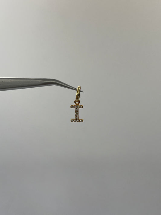 Dije Letra I Oro amarillo 18k 0,46 Gr / 5,39 mm / 1 Cm