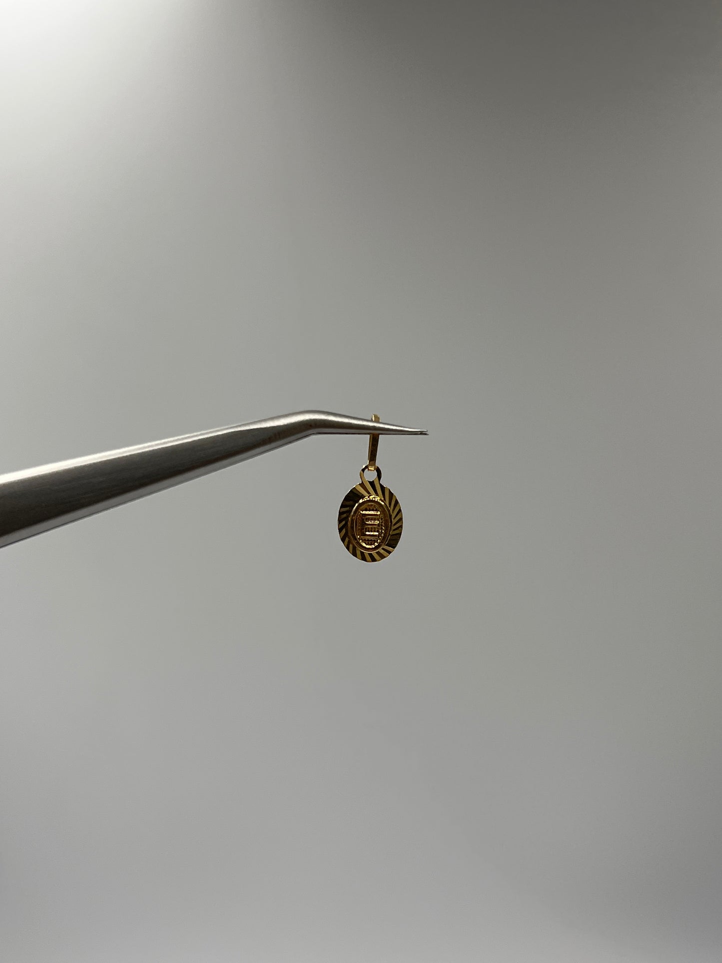 Dije Letra E Oro amarillo 18k 0,45 Gr / 7,5 mm / 0,9 Cm