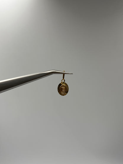 Dije Letra E Oro amarillo 18k 0,45 Gr / 7,5 mm / 0,9 Cm