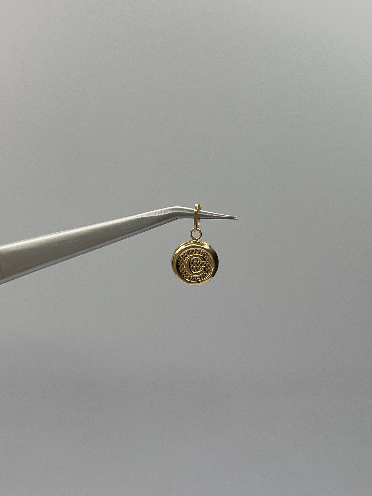 Dije Letra C Oro amarillo 18k 0,49 Gr / 10 mm / 1 Cm