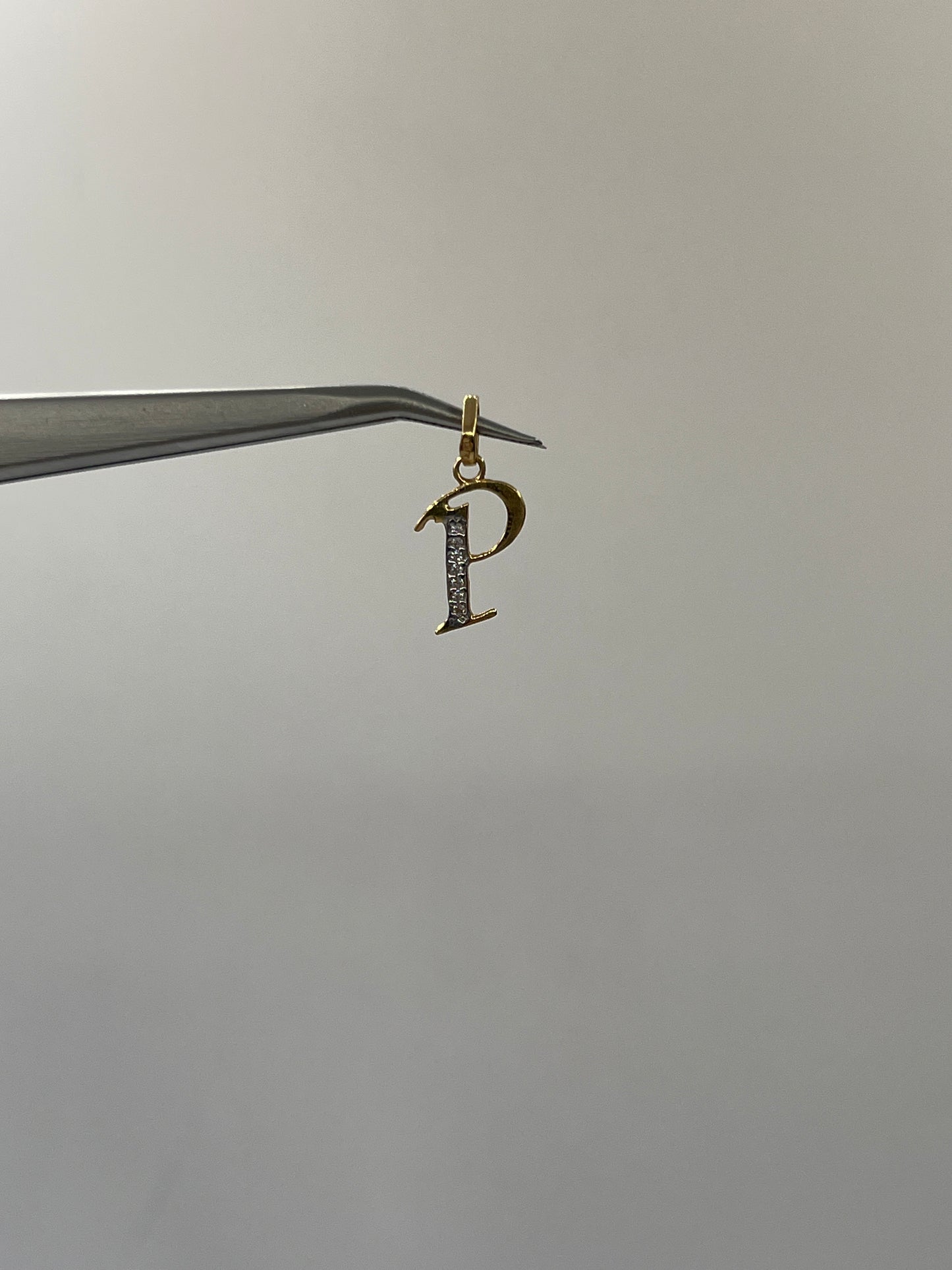 Dije Letra P Circon Blanco Oro amarillo 18k 0,56 Gr / 9,71 mm / 1,5 Cm