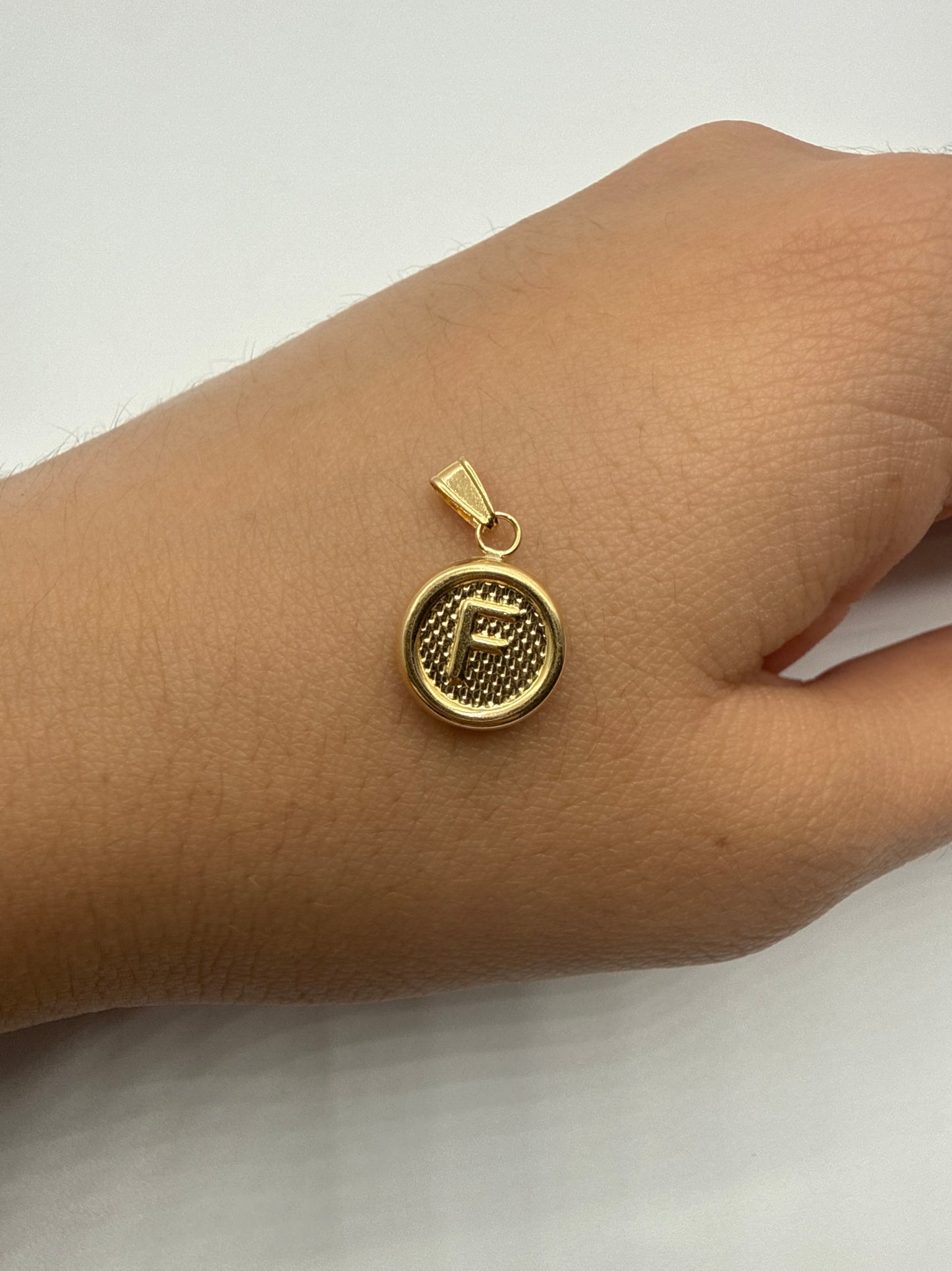 Dije Letra F Oro amarillo 18k 0,50 Gr / 10 mm / 1 Cm