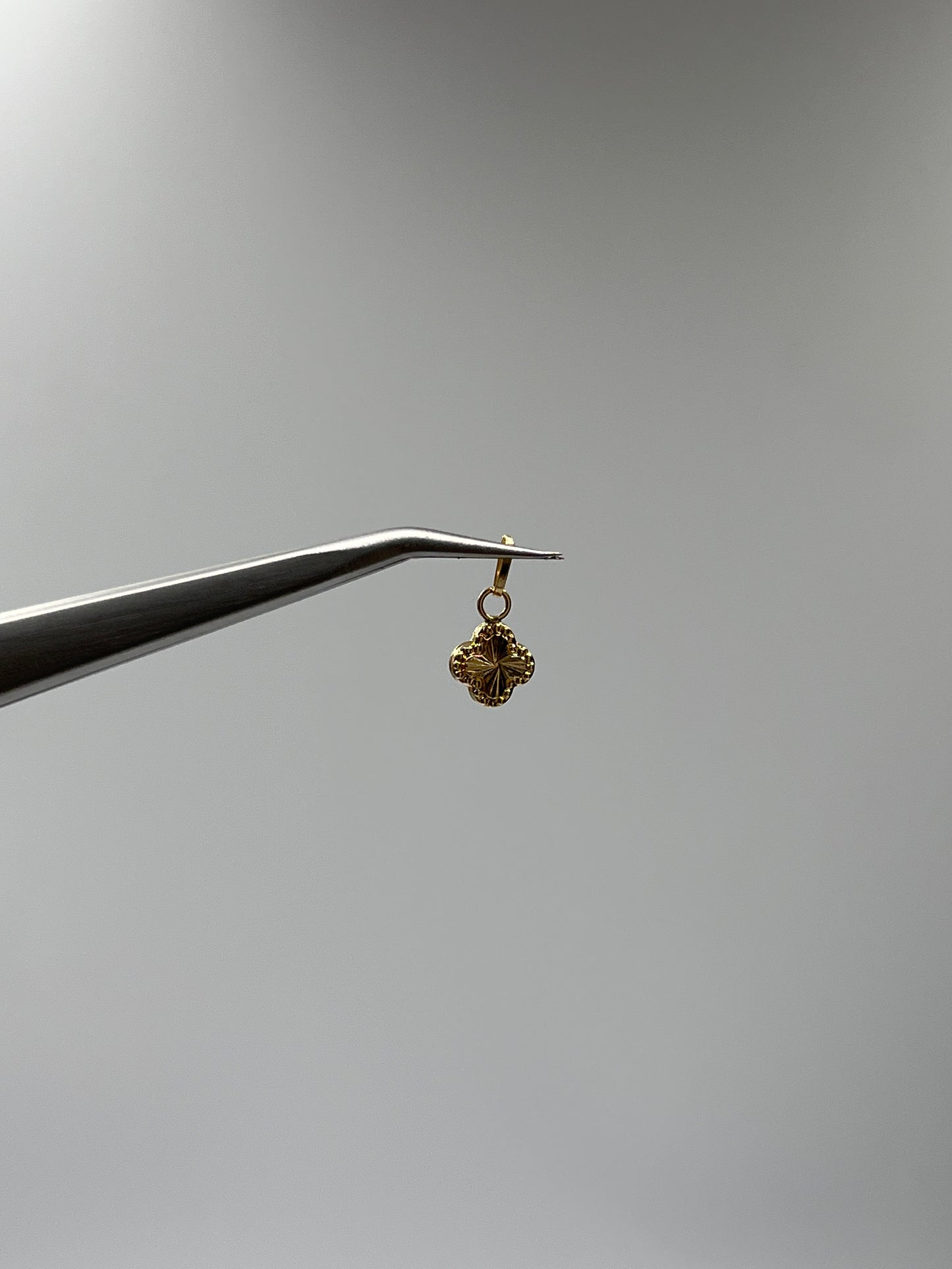Dije Trebol Diamantado Oro amarillo 18k 0,34 Gr / 7,6 mm / 0,7 Cm