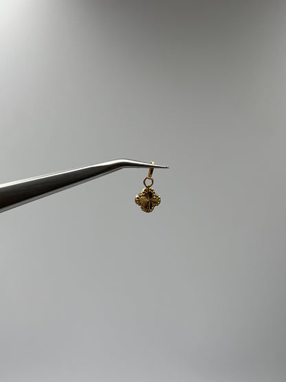 Dije Trebol Diamantado Oro amarillo 18k 0,34 Gr / 7,6 mm / 0,7 Cm