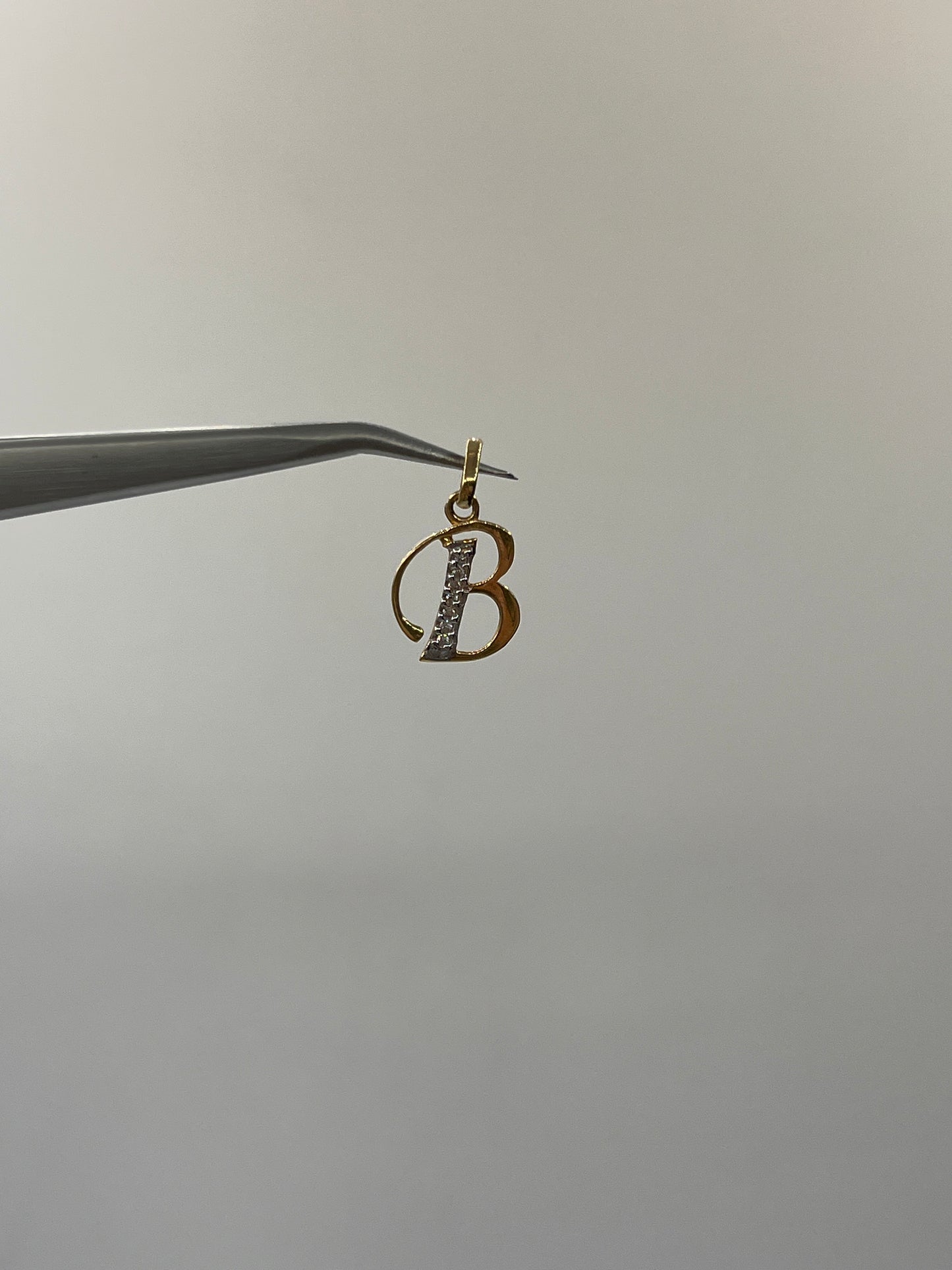 Dije Letra B Oro amarillo 18k 0,77 Gr / 10,70 mm / 1,3 Cm