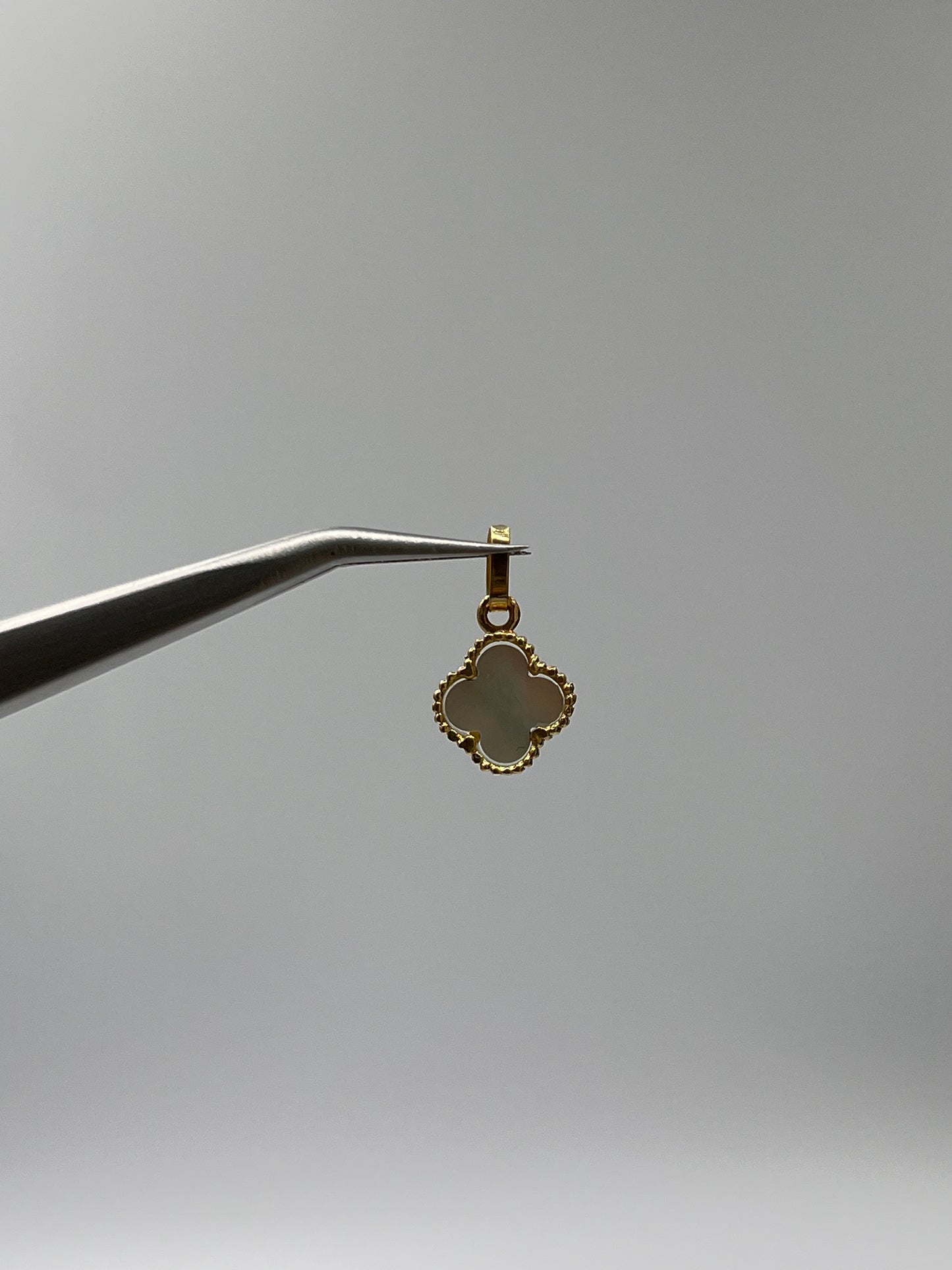 Dije Trebol Blanco Oro amarillo 18k 1 Gr / 9,6 mm / 0,9 Cm