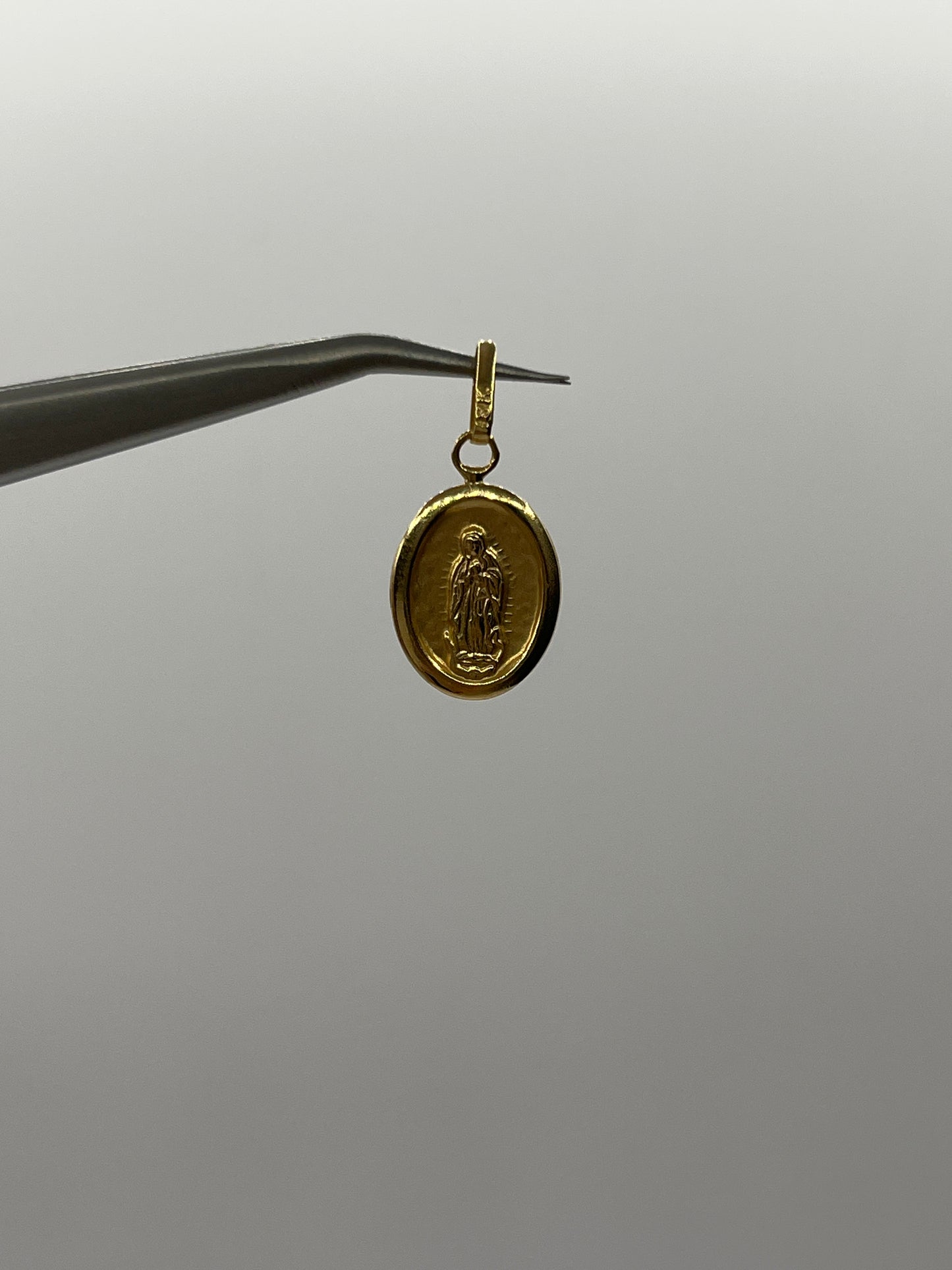 Dije Virgen Guadalupe Oro amarillo 18k 0,75 Gr / 11 mm / 1,7 Cm