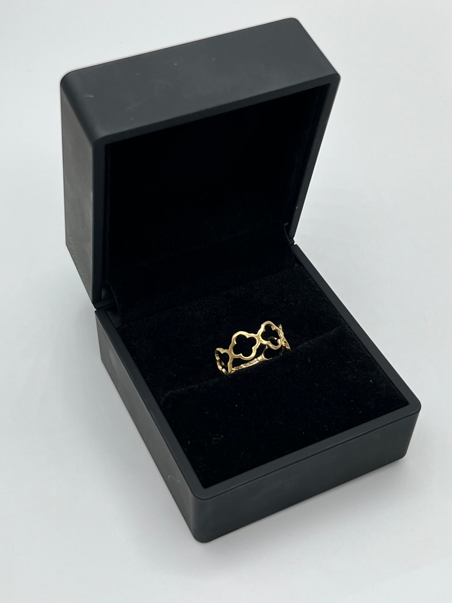 Anillo trebol Oro amarillo 18k / Talla 5 3/4 / 1,04 Gr / 7,15 mm