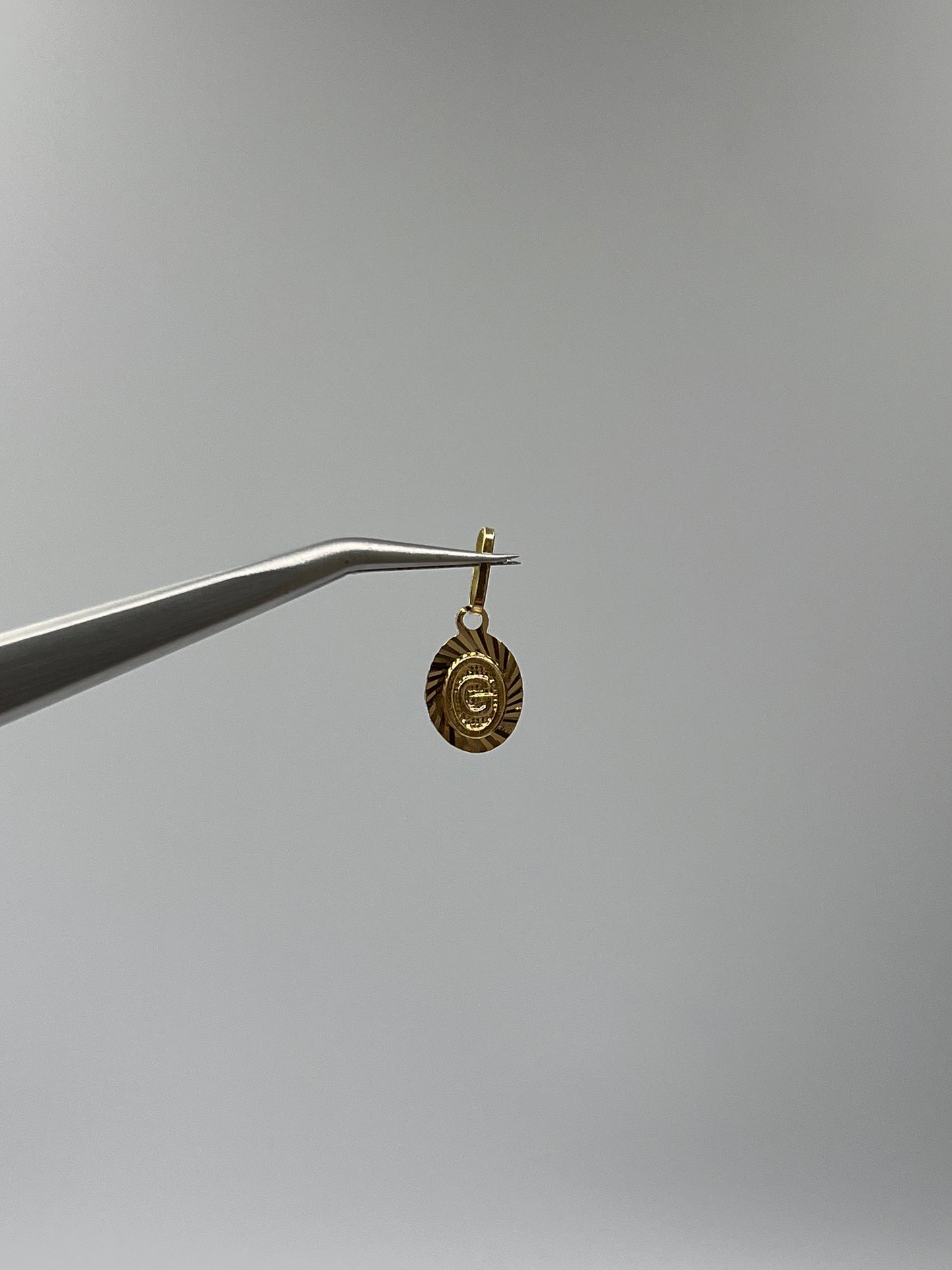 Dije Letra G Oro amarillo 18k 0,45 Gr / 7,5 mm / 0,9 Cm